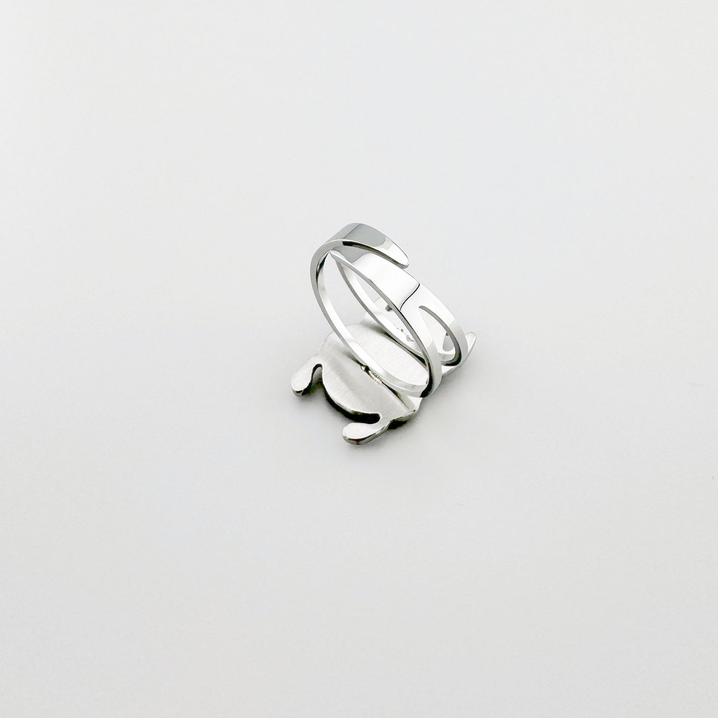 Bague scarabée en argent avec émail noir, marque française Ikita.