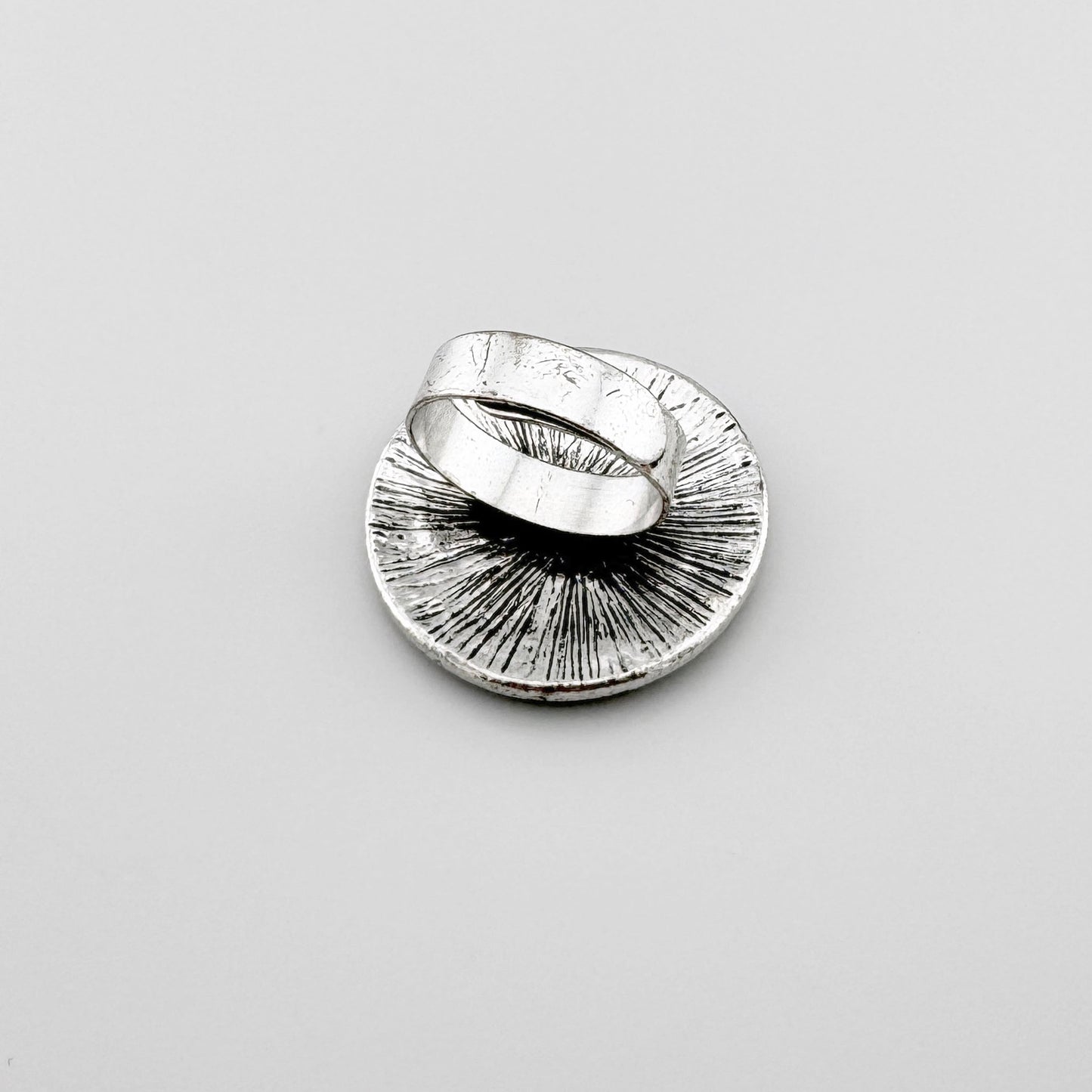 Anillo ajustable en tono plateado con esmalte verde y diseño geométrico, marca española Sonata.