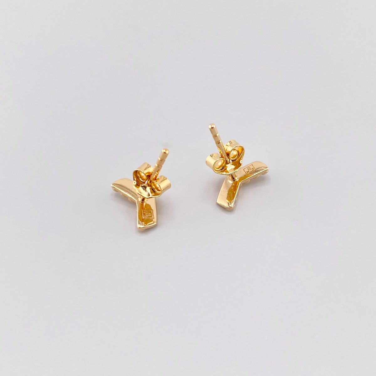 Pendientes de acero inoxidable chapado en oro con forma de arco geométrico y cuentas decorativas, marca francesa IRL.