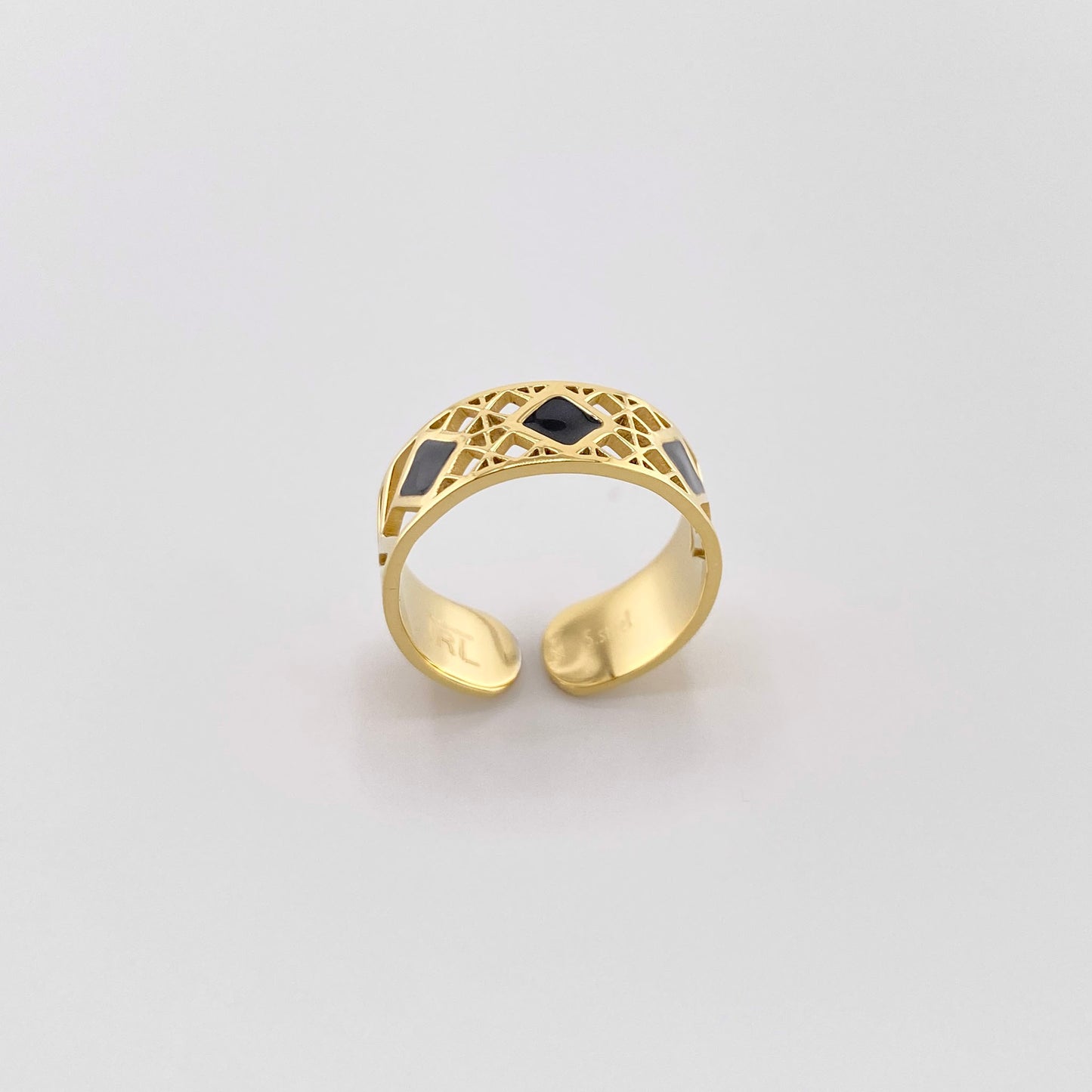Anillo de acero inoxidable chapado en oro con patrón geométrico y esmalte negro, marca francesa IRL.