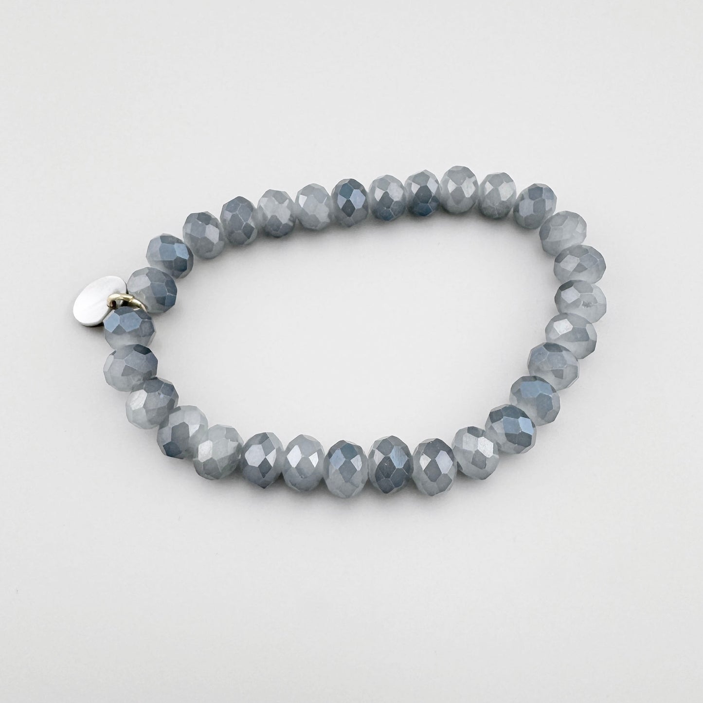 Bracelet élastique avec perles facettées dans une élégante teinte grise.