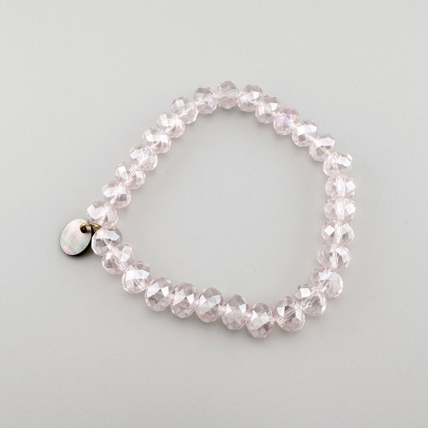 Elegantes Armband mit transparenten, facettierten Perlen in zartem Rosaton.