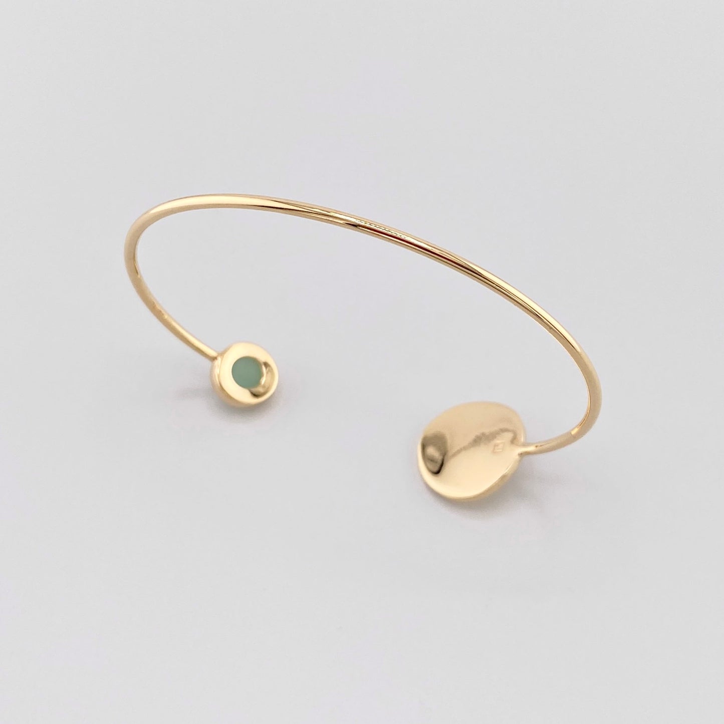 Bracelet ouvert avec amazonite et pastille dorée, marque française IRL.