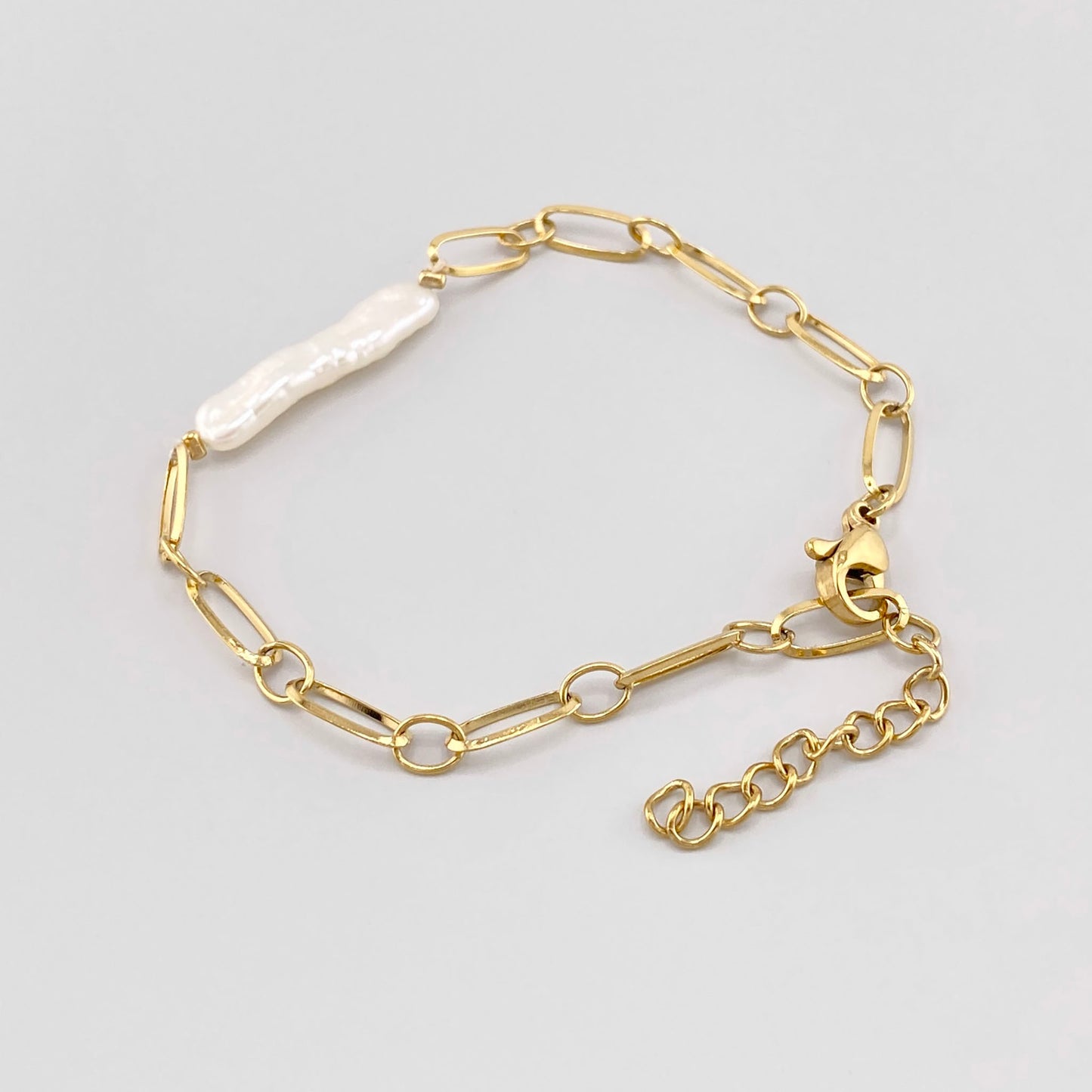 Pulsera con cadena dorada y perla alargada, marca francesa IRL.
