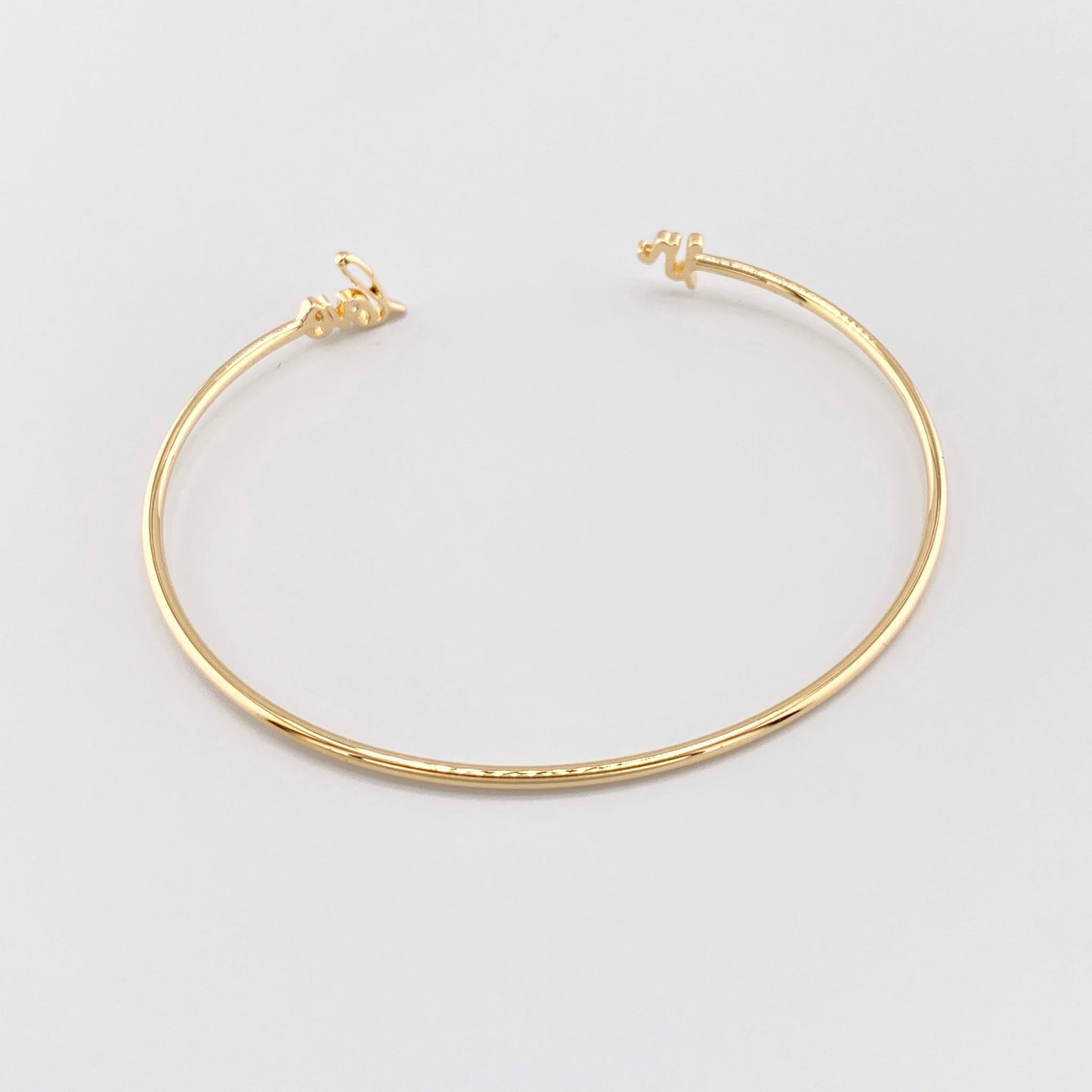 Bracelet en acier doré avec l’inscription "in love", marque française IRL.