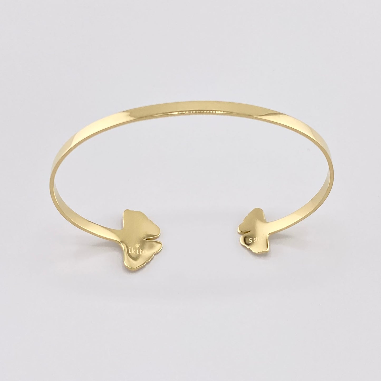 Offenes, goldfarbenes Armband mit Ginkgo-Blatt-Ornamenten, französische Marke Ikita.