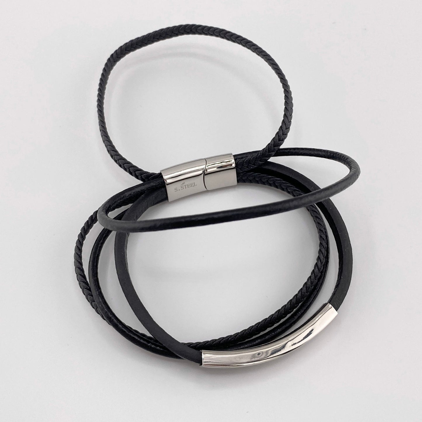 Bracelet homme en cuir noir véritable avec lanières tressées et lisses, orné d’un élément en acier inoxydable argenté et d’un fermoir magnétique, marque française IRL.