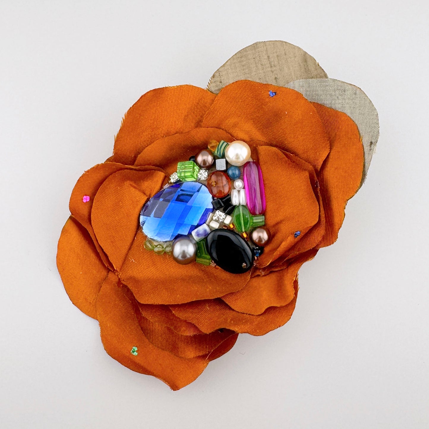 Broche en forma de flor de seda con piedras coloridas y gran cristal azul, marca polaca BroszArt.