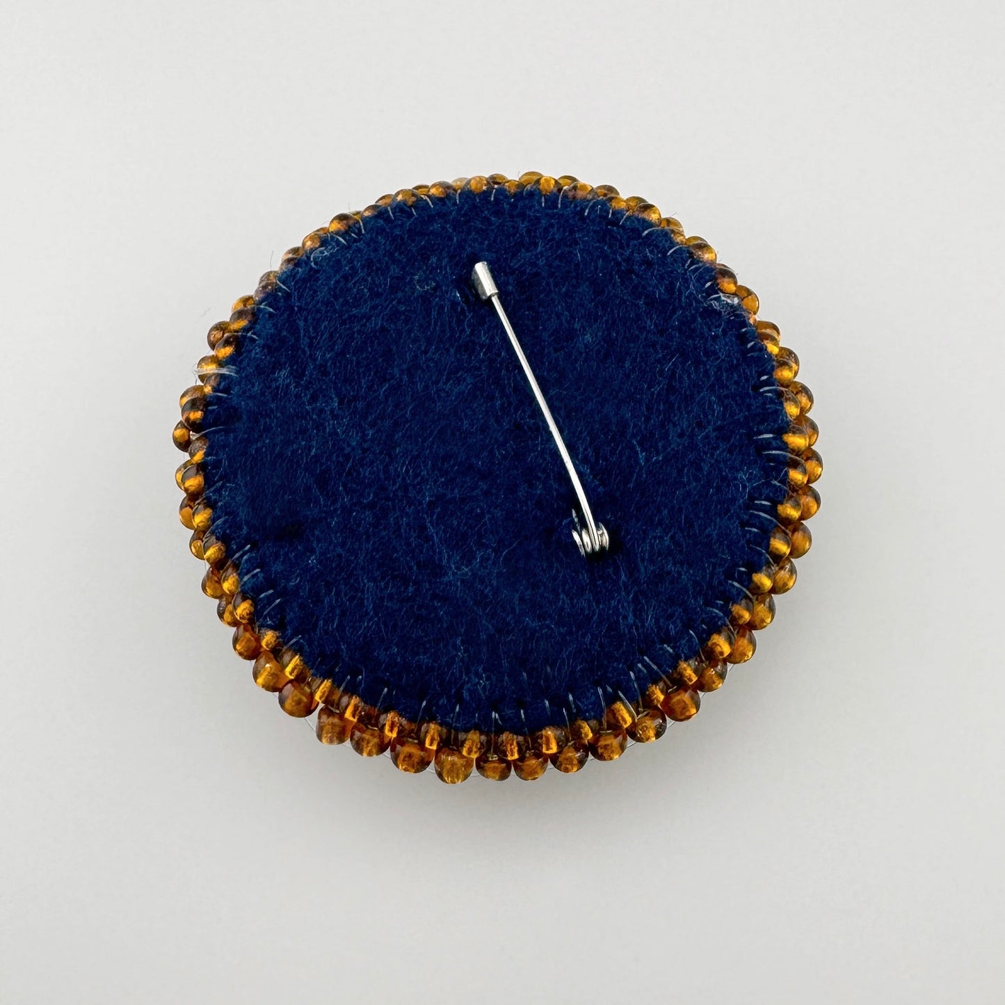 Runde handgefertigte Brosche mit grünen, goldenen und blauen Perlen, polnische Marke BroszArt.