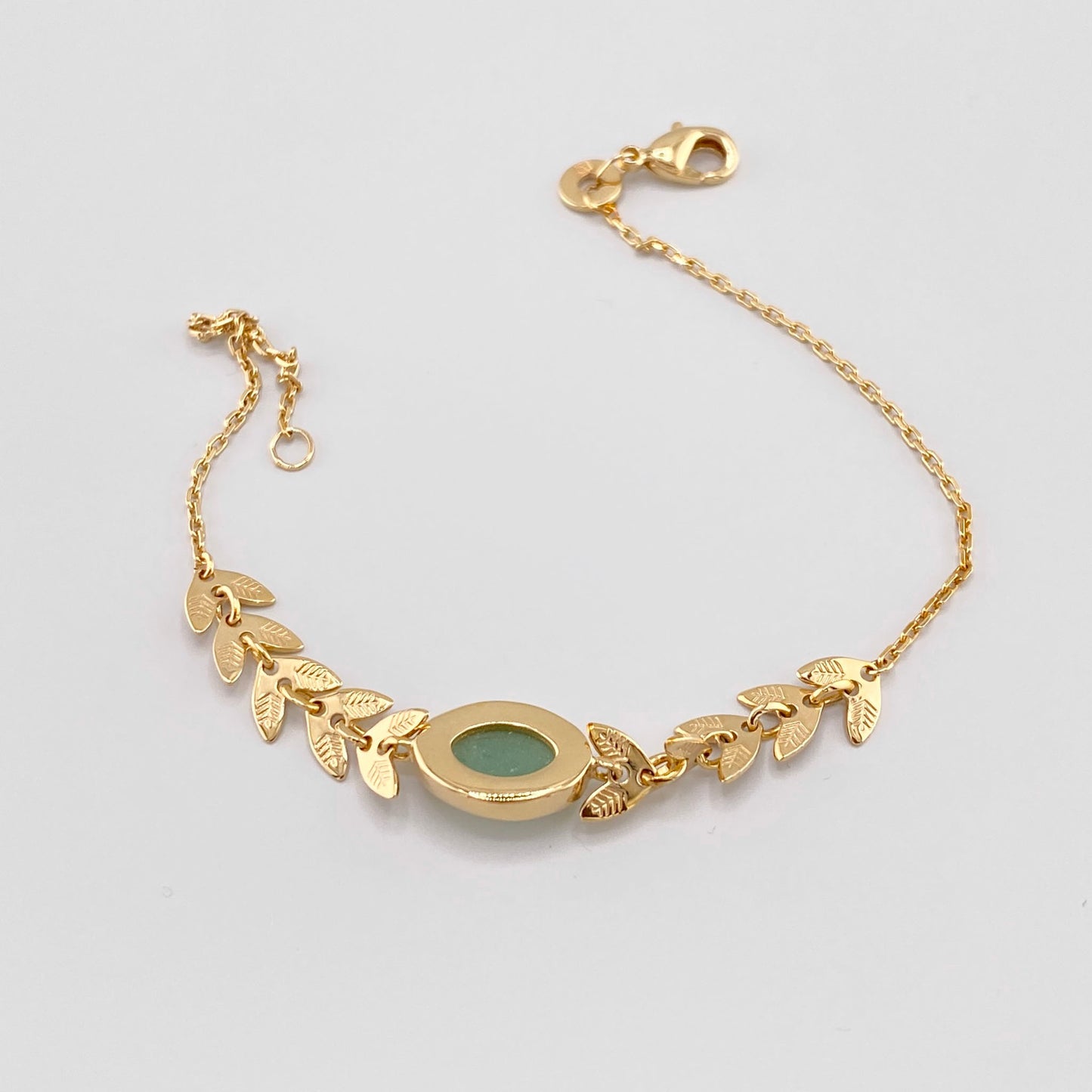 Bracelet doré avec aventurine verte et motif de feuilles, marque française IRL.