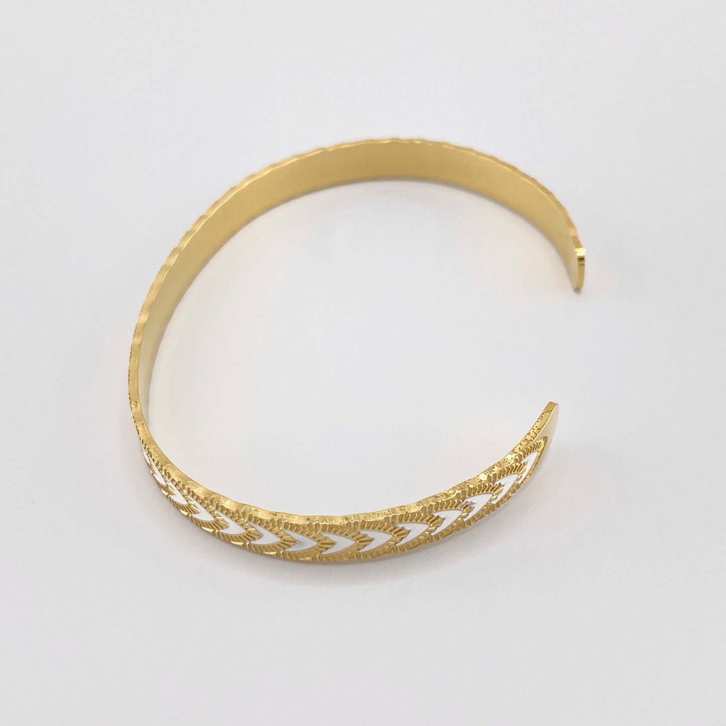 Minimalist bracelet with a herringbone pattern and white enamel, French brand Ikita.