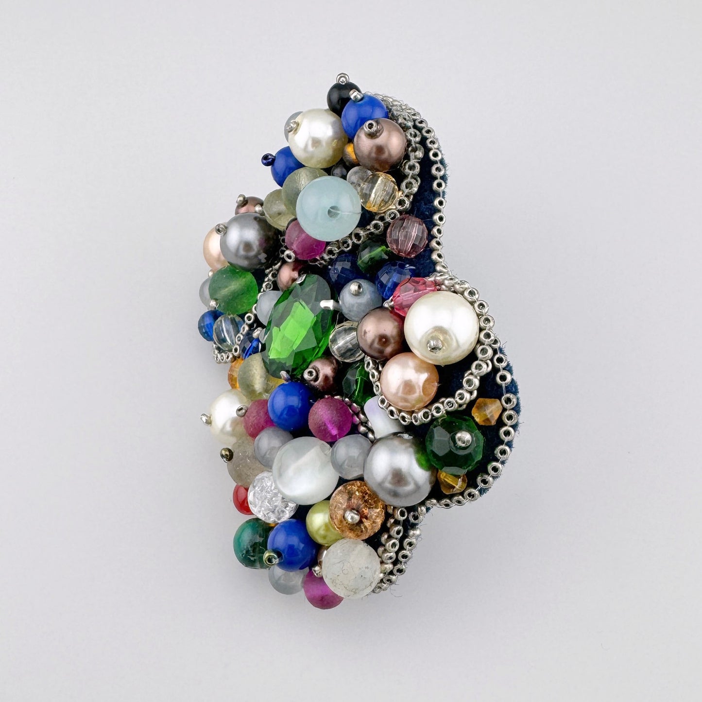 Broche artisanale ornée de perles multicolores et d'un grand cristal vert, marque polonaise BroszArt.