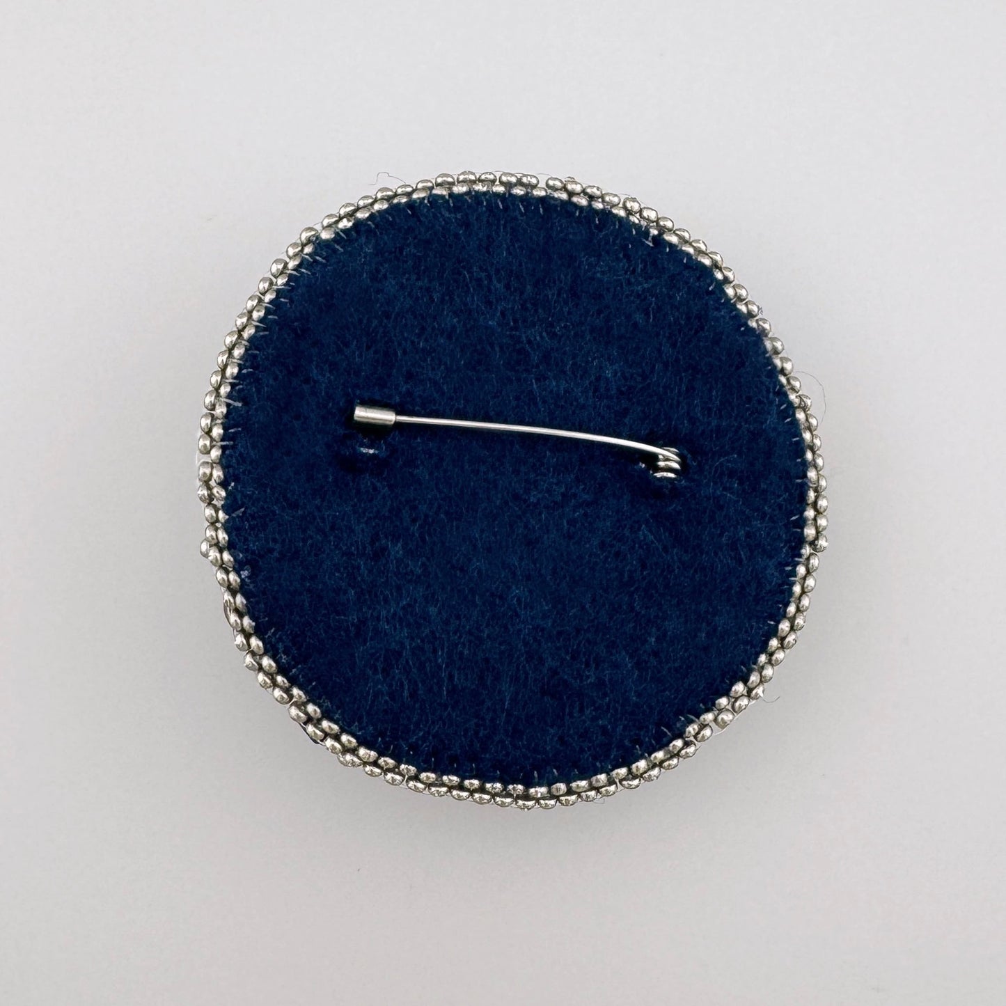 Runde handgefertigte Brosche mit bunten Perlen und Perlmutt, polnische Marke BroszArt.