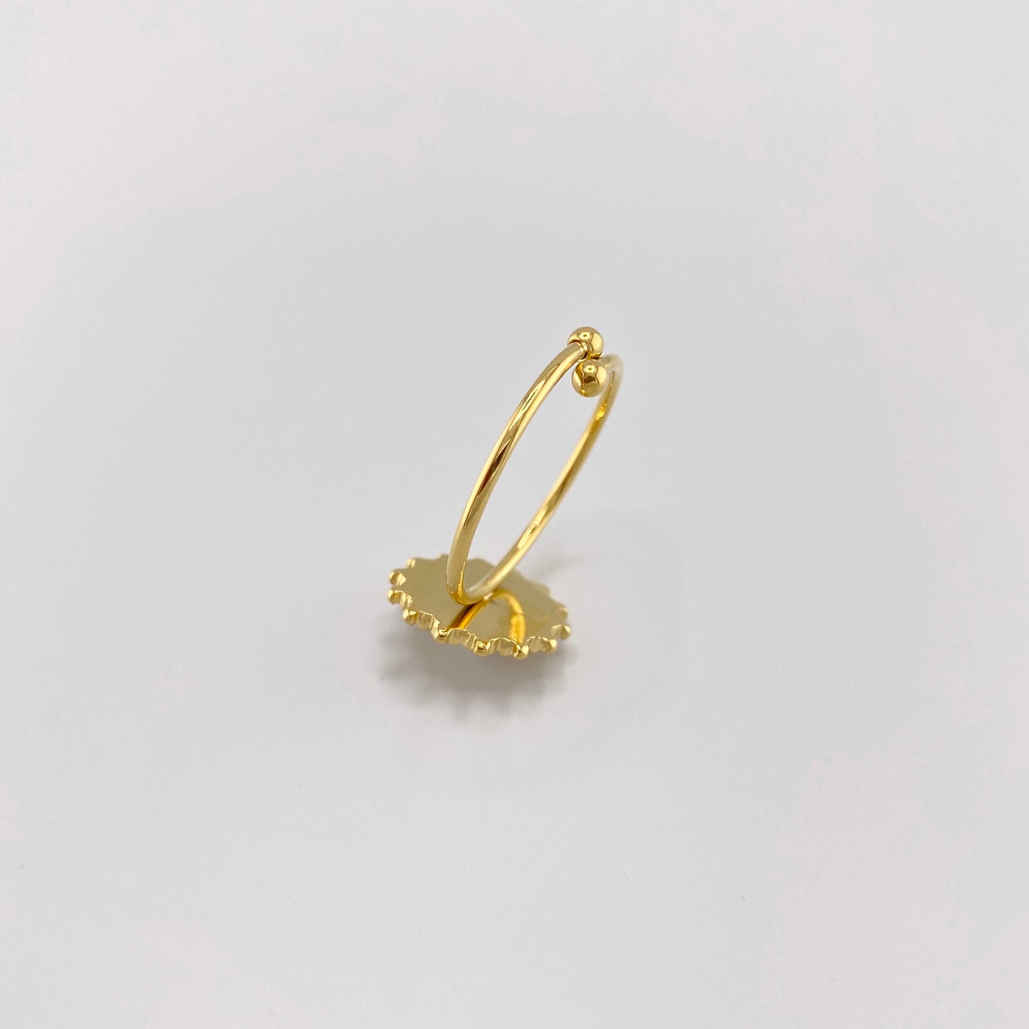 Bague dorée avec pierre de jade blanche et détails façon dentelle, marque française IRL.