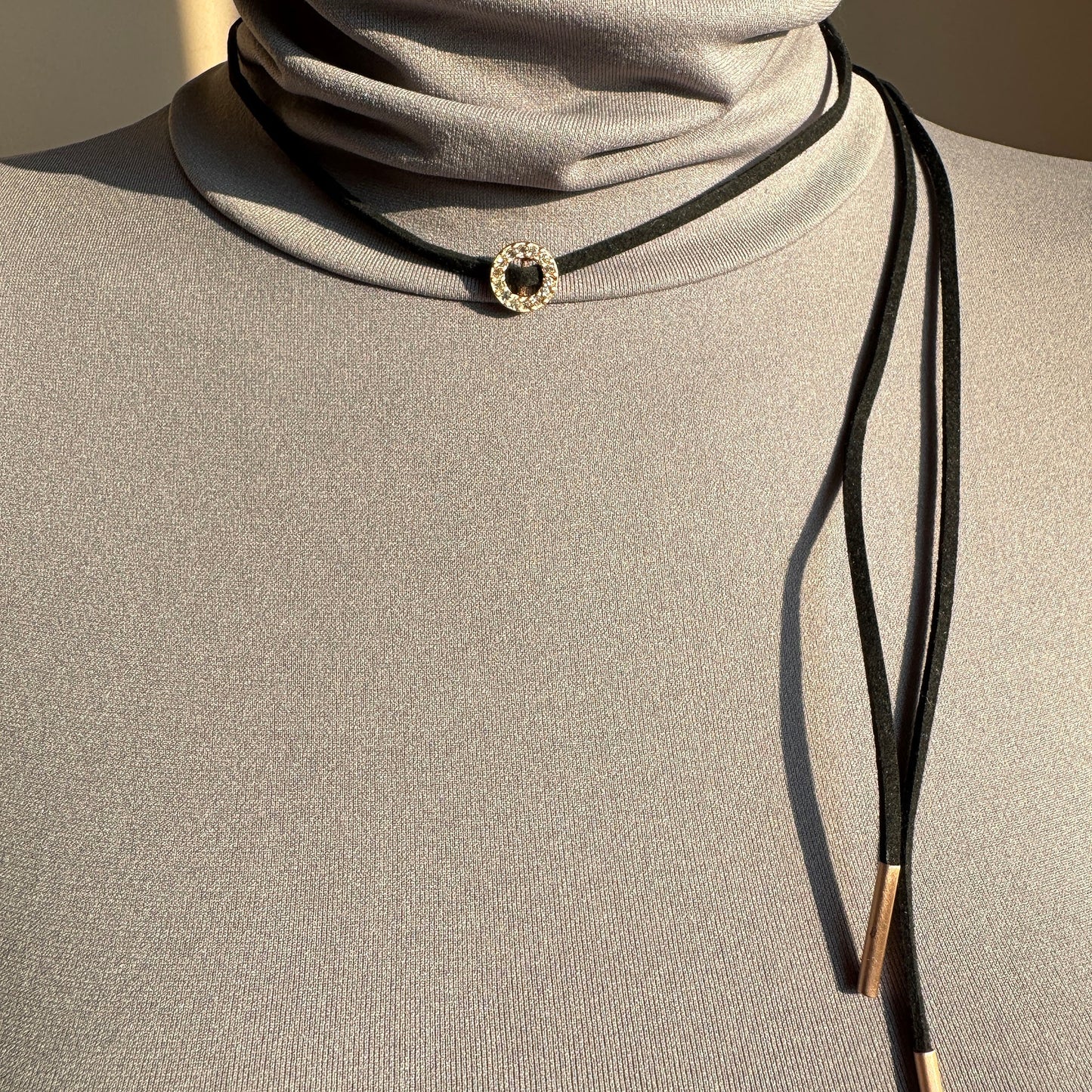 Choker Pilgrim noir à cordon réglable avec anneau doré et cristaux porté élégamment