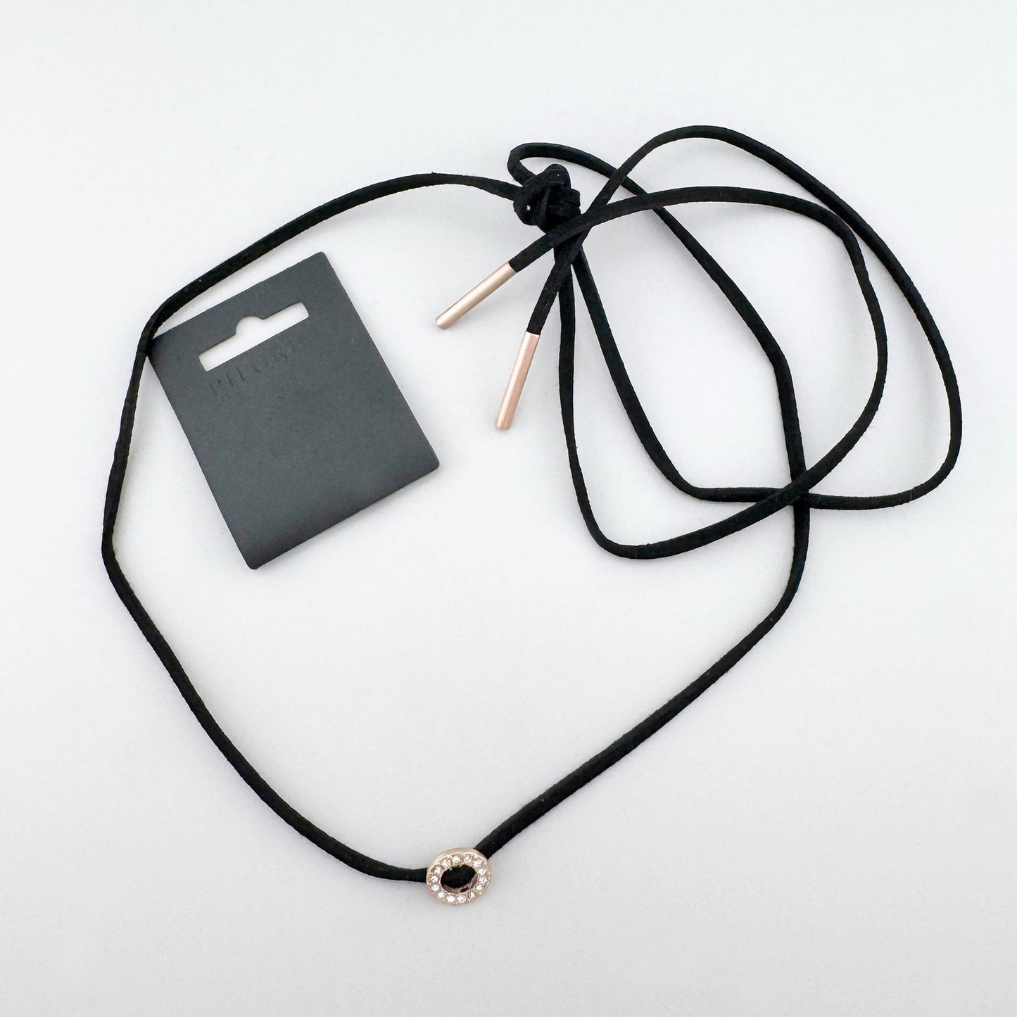Choker Pilgrim présenté avec emballage de marque