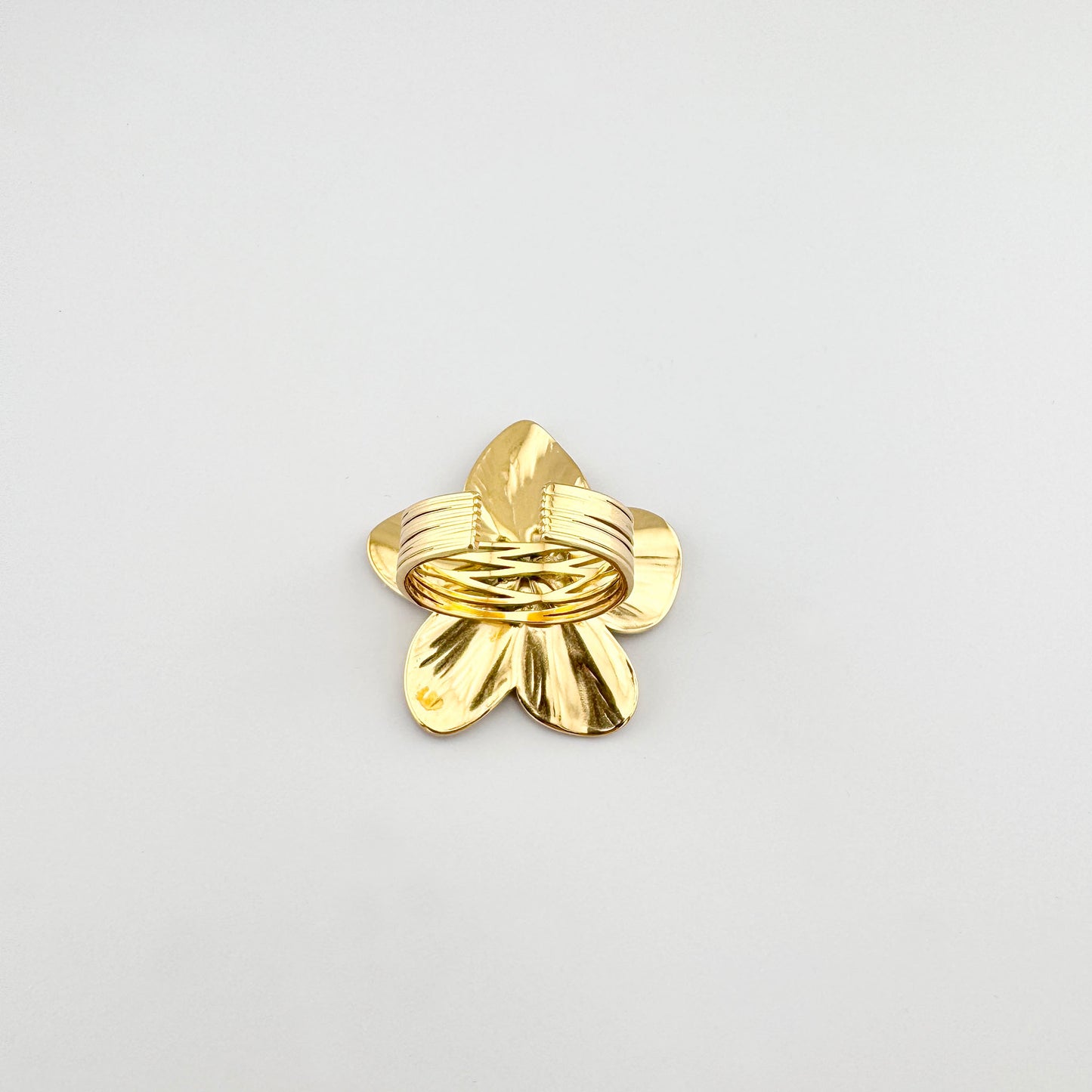 Anillo flor Cannelle con acabado dorado y forma ajustable