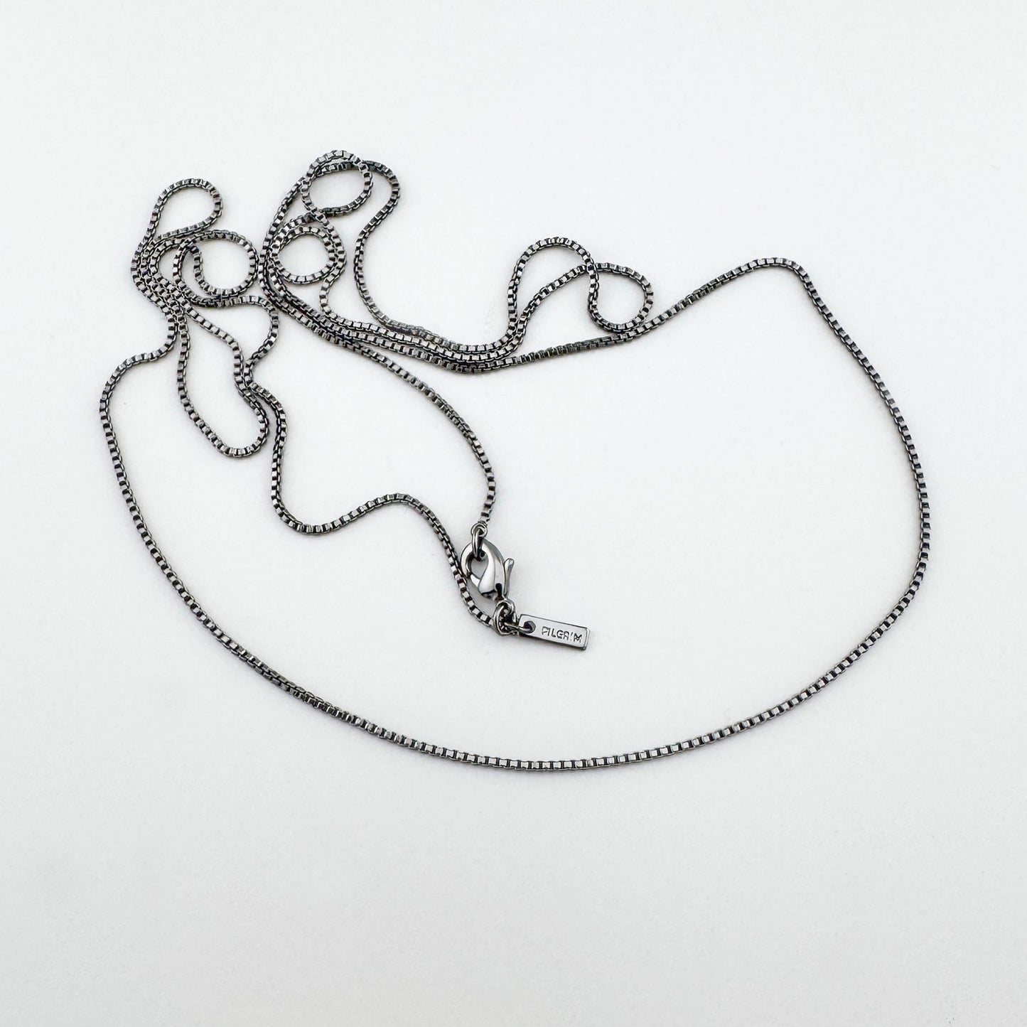 Collier serpent graphite au style minimaliste et finition élégante
