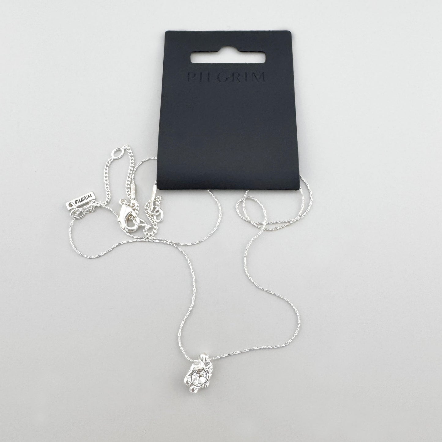 Collier argenté fin avec pendentif cristal élégant et ajustable