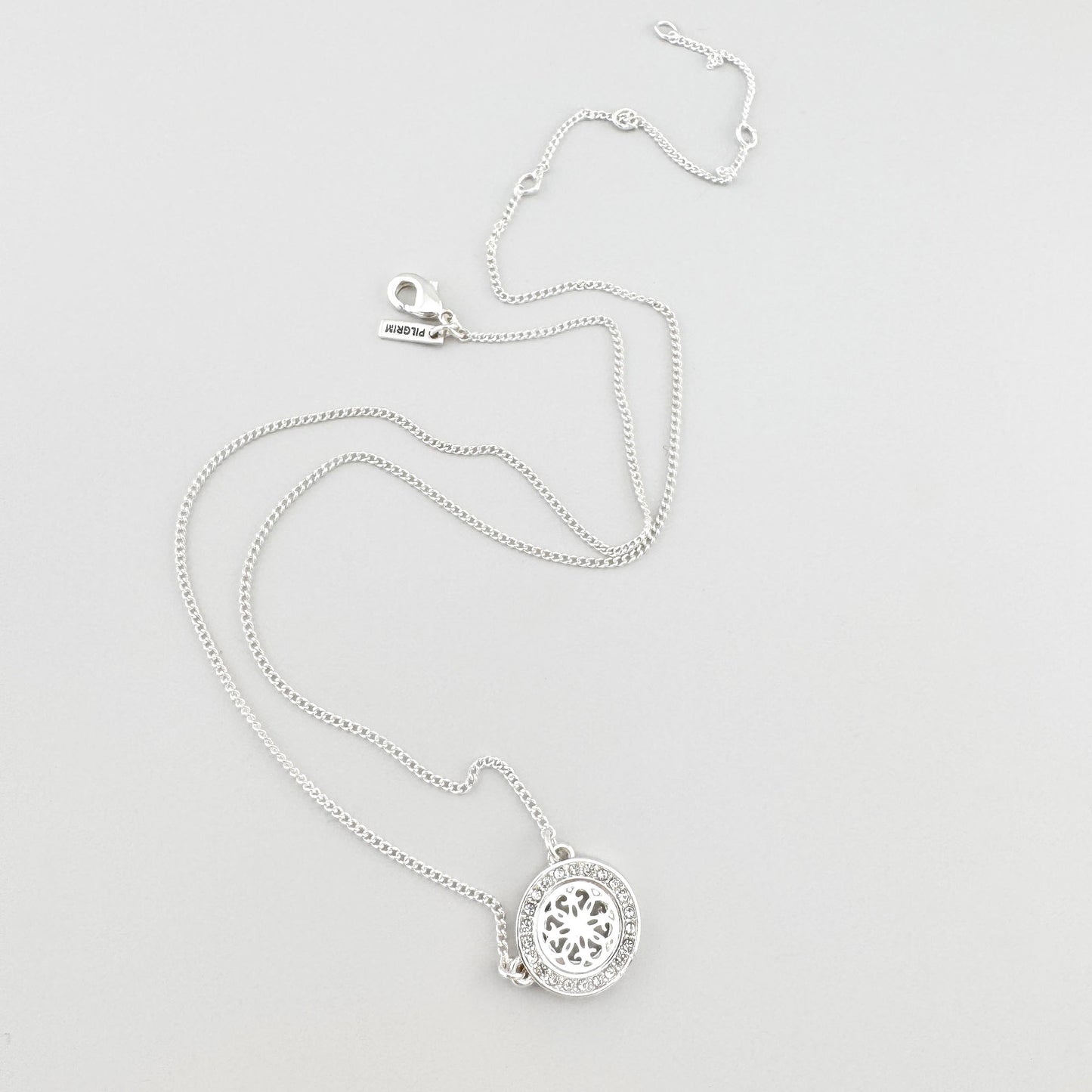 Feine Halskette mit filigranem Medaillon und Kristallen im eleganten Design