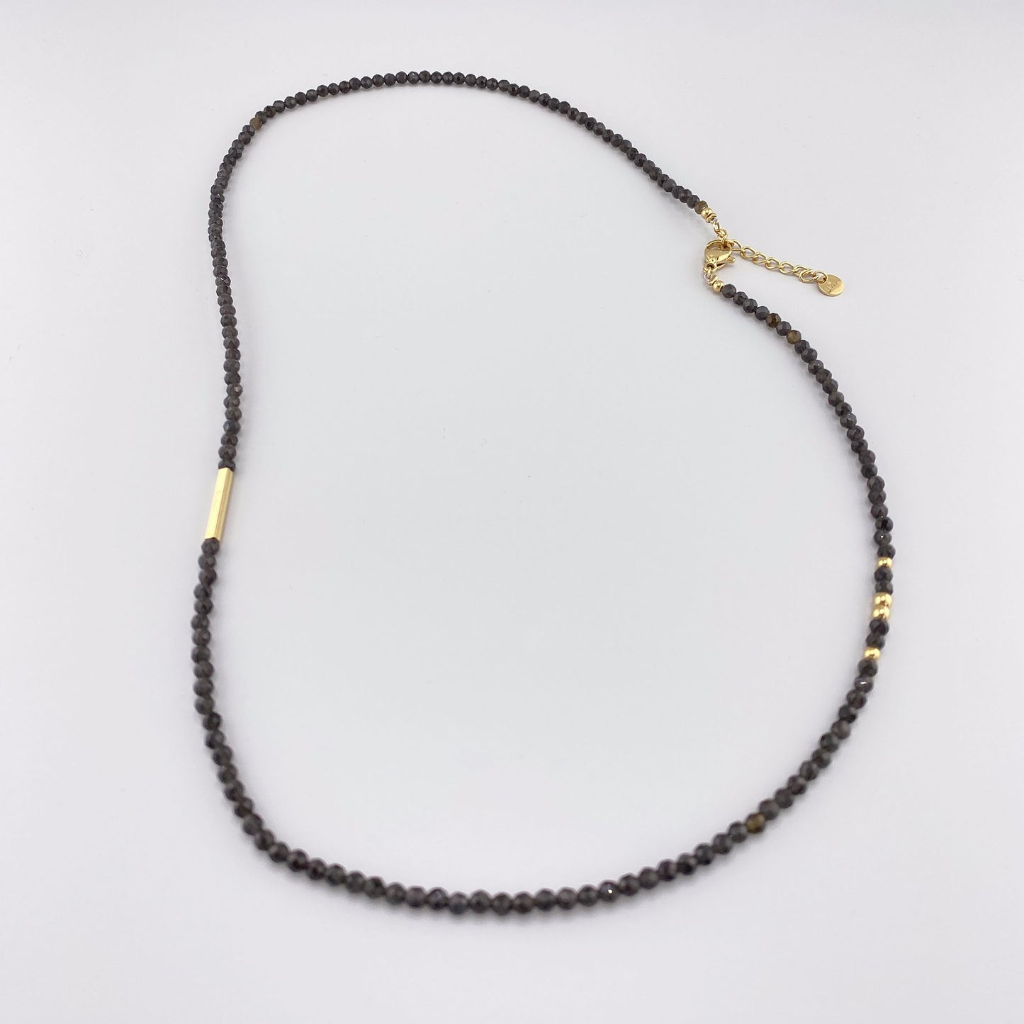 Collier IRL en agate sombre avec petites perles facettées et accents dorés
