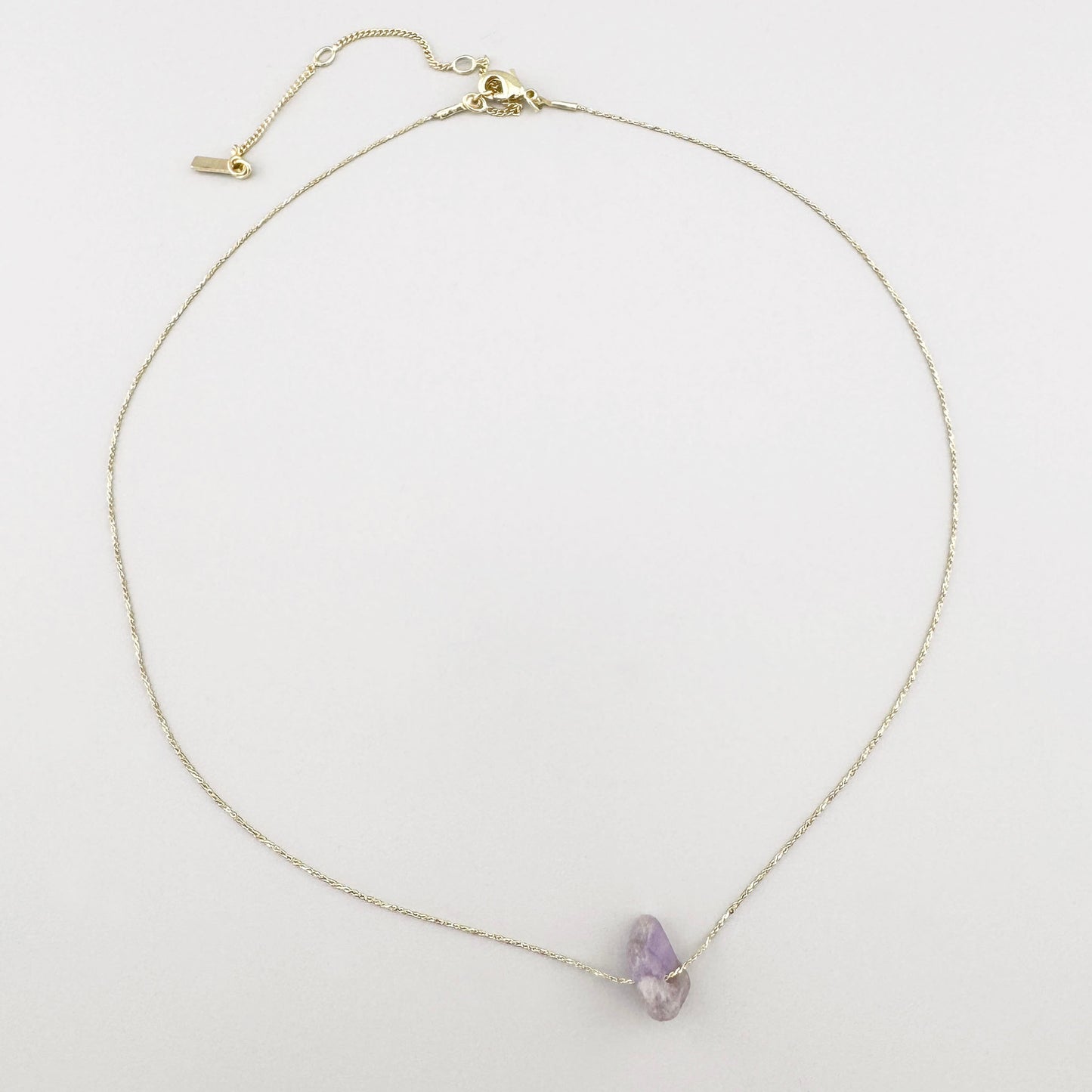 Collier Pilgrim avec pendentif en améthyste violet irrégulier et chaîne dorée subtile