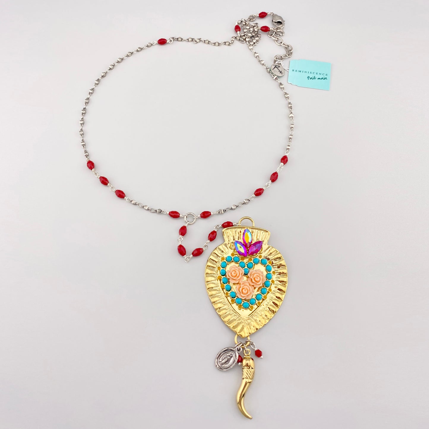 Farbenfrohe Doppelkette mit Anhängern und lebendigen Details
