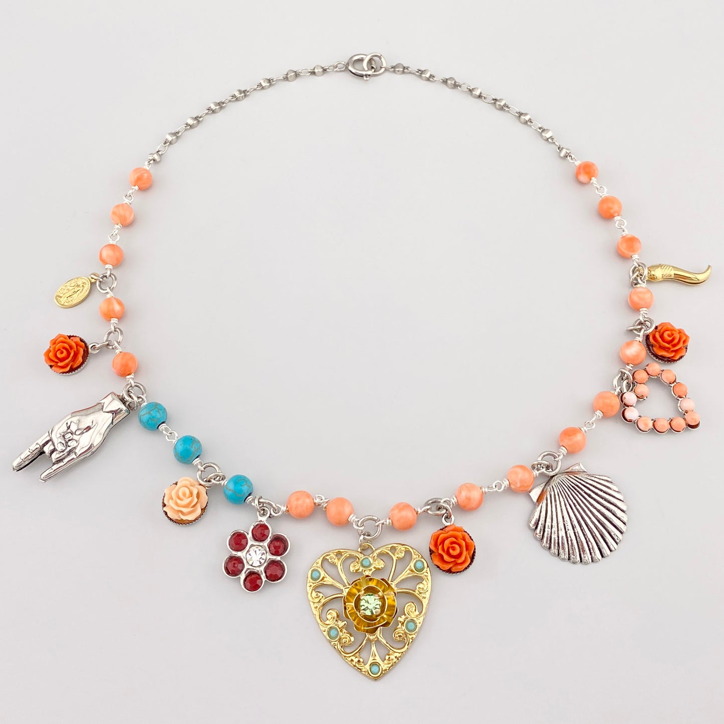 Collar de dos capas con colgantes y piedras de colores