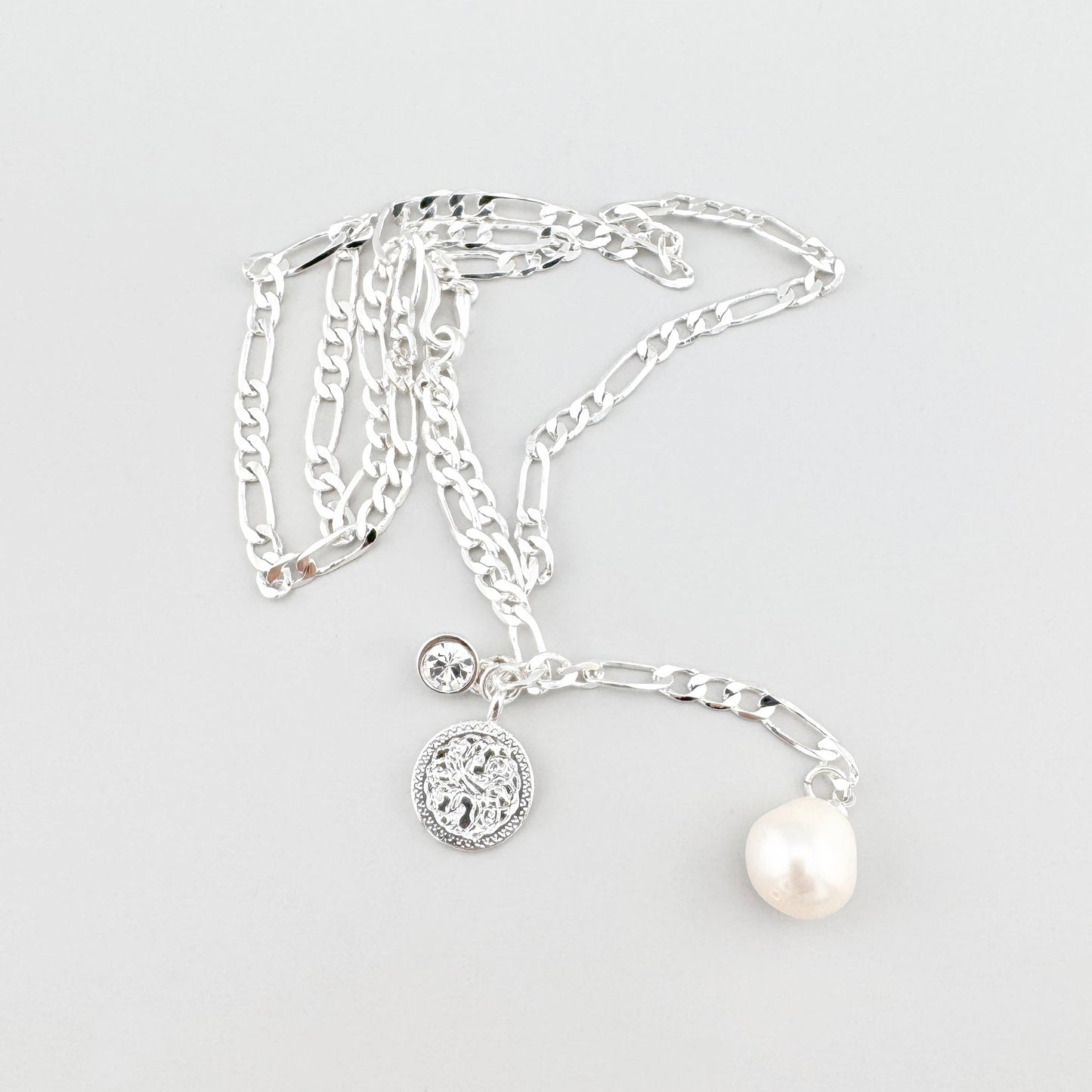 Kette Pilgrim mit unregelmäßiger Perle und asymmetrischem Kettendesign