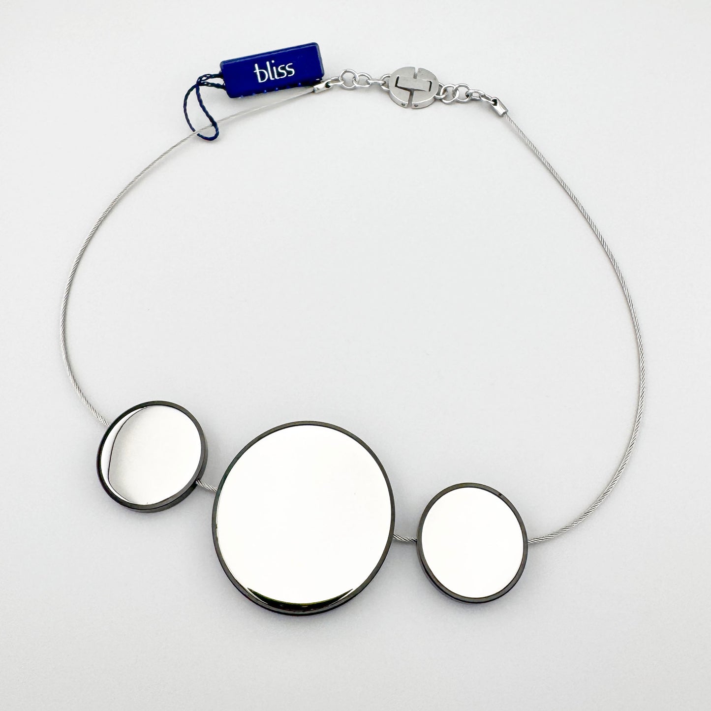 Schwarze Halskette Bliss Gioielli mit runden Medaillons auf heller lince