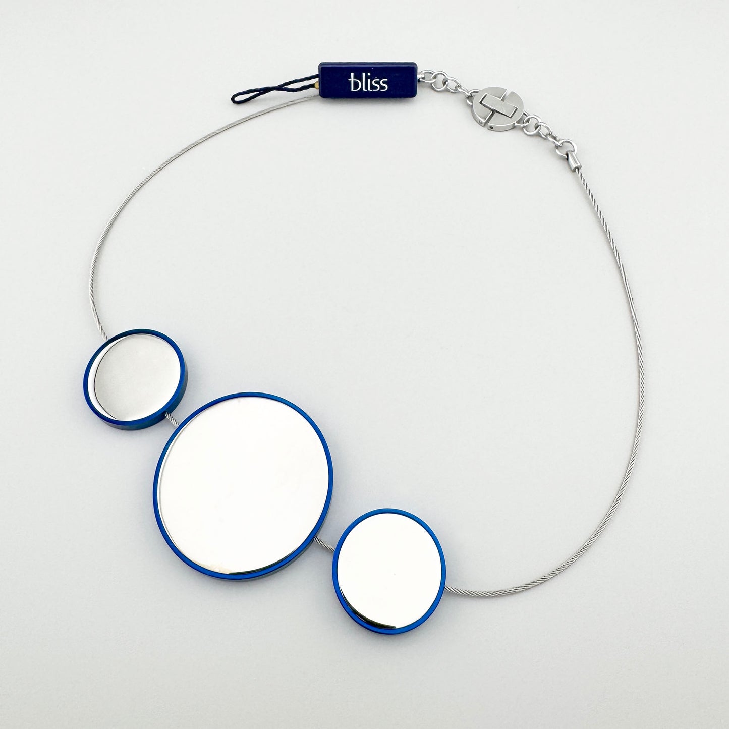 Collier Bliss Gioielli avec médaillons bleus et ligne fine au style moderne