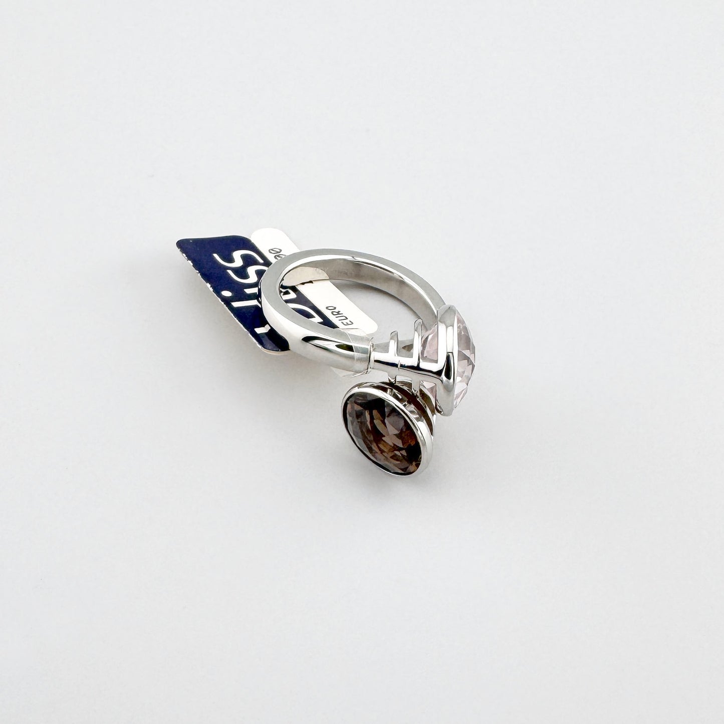 Anillo con doble cuarzo y forma abierta, elegante y equilibrado