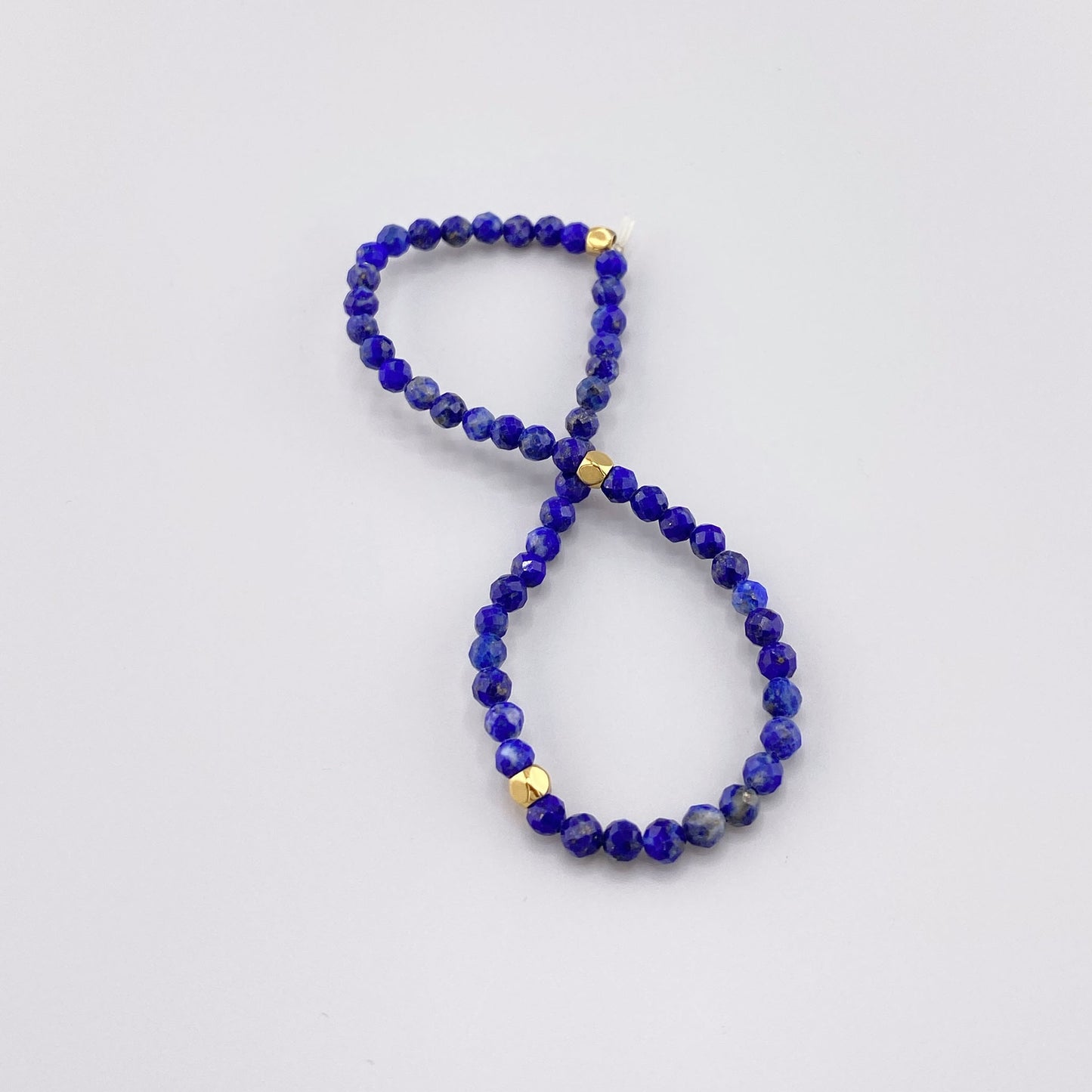 Armband IRL aus Lapislazuli mit tiefblauen Steinen und vergoldeten Akzenten