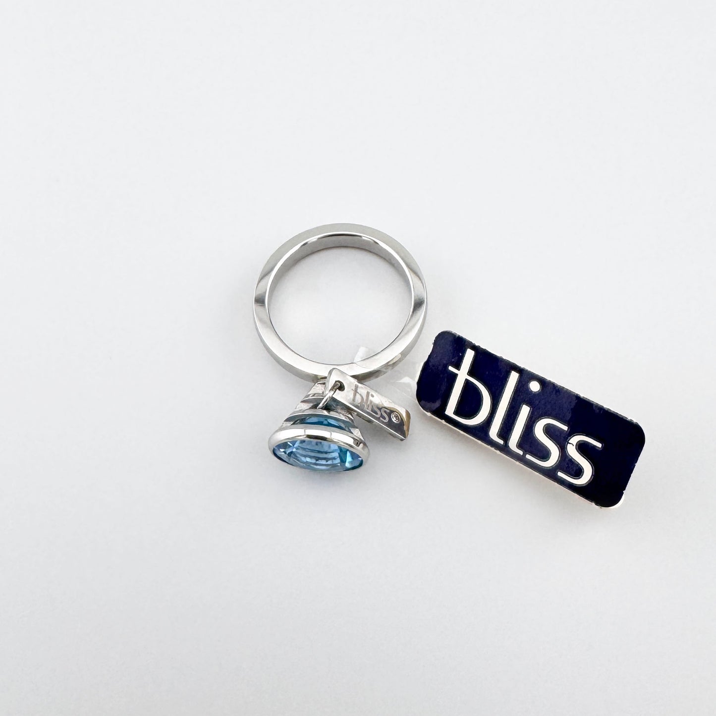 Bague Bliss Gioielli avec topaze bleue en serti sûr, détail diamant discret