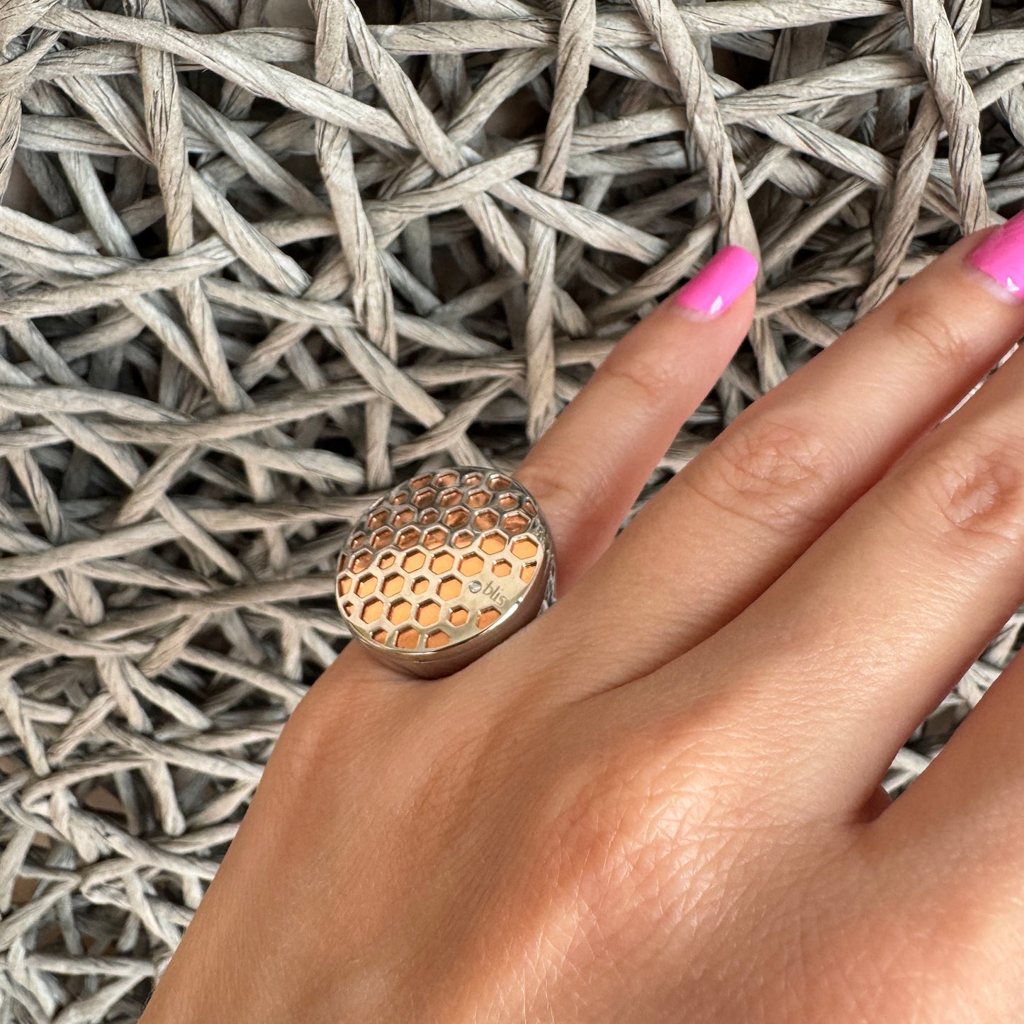 Stilvoller Siegelring mit Wabenmuster und feinem Brillant