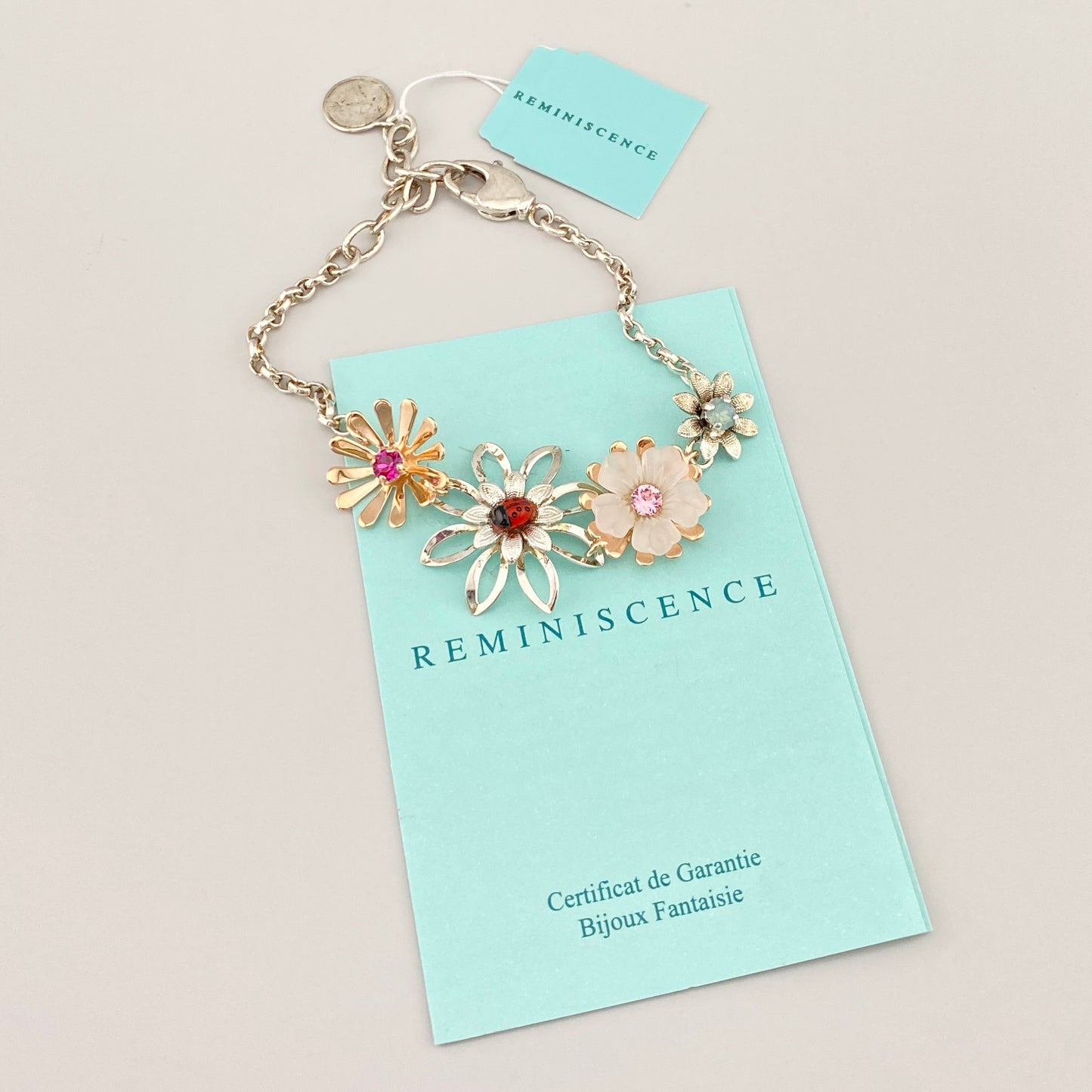 Bracelet Reminiscence orné de fleurs colorées et d’une coccinelle dorée