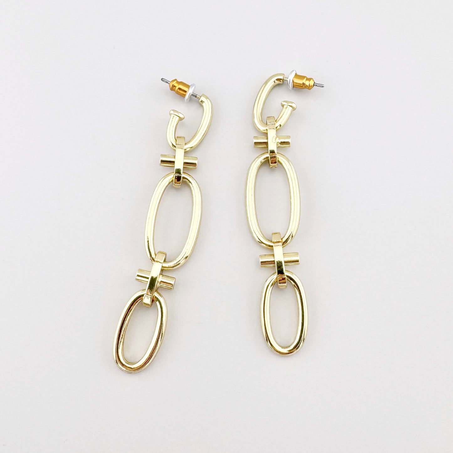 Pilgrim Ketten-Ohrringe mit drei ovalen Gliedern, poliert, leichte Bewegung und klarer Glanz