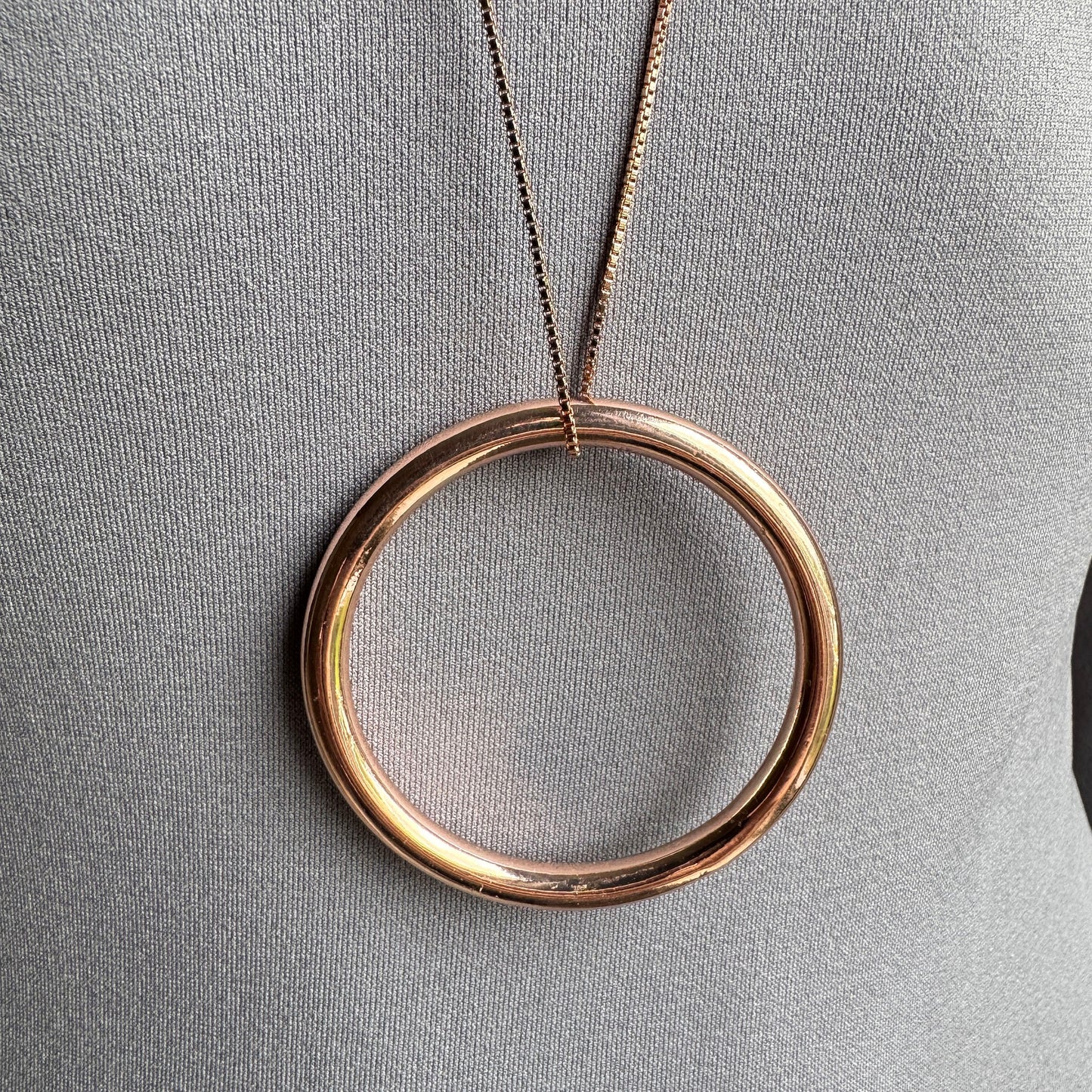 Collier Pilgrim avec grand pendentif rond en doré rose et chaîne longue minimaliste