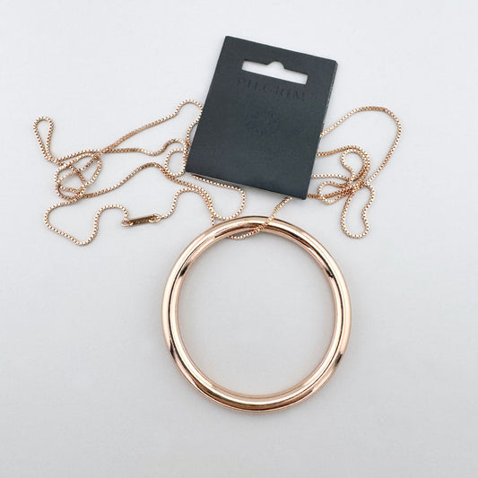 Naszyjnik Pilgrim z dużym kołem w kolorze różowego złota i geometrycznym minimalizmem