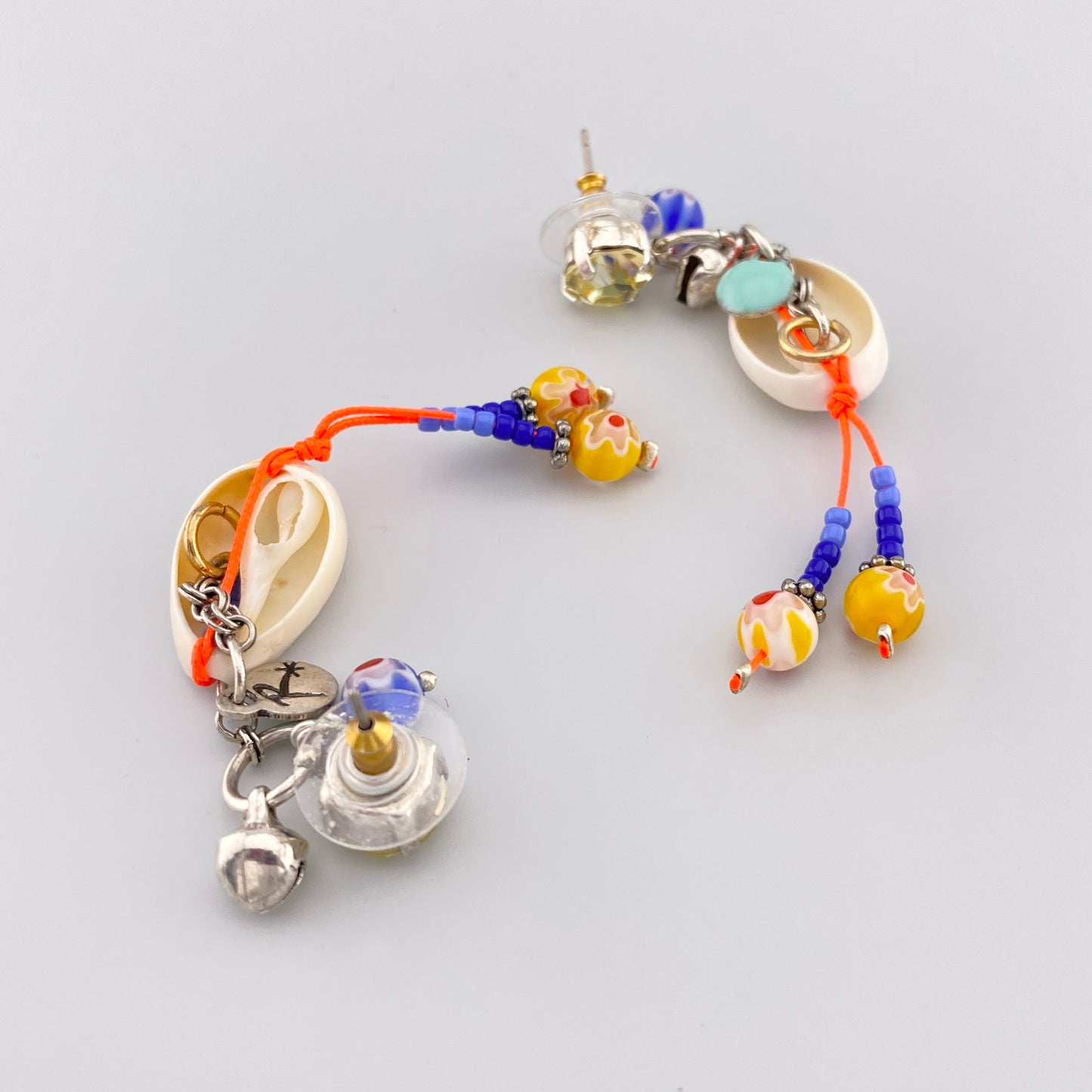 Lange Ohrringe mit Muscheln, Perlen und Kristallen im Boho-Stil