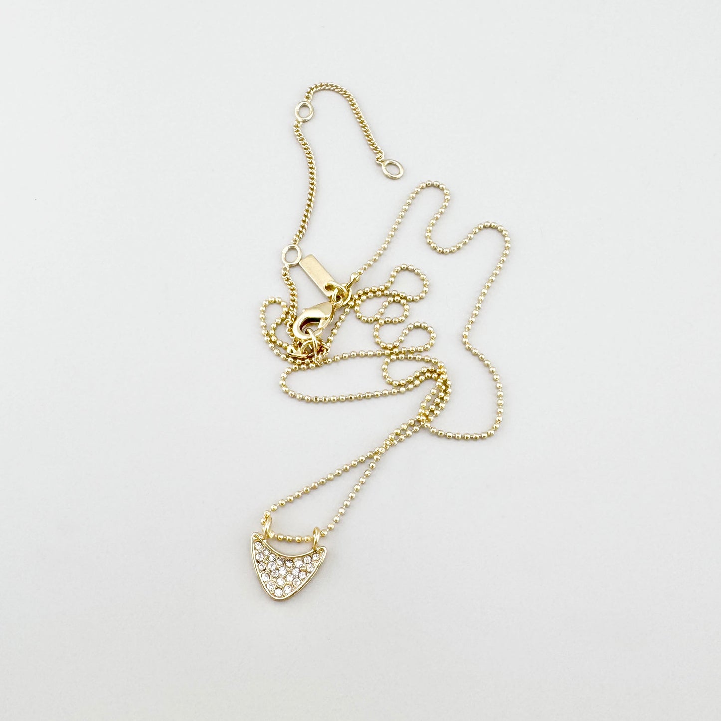 Collier Pilgrim avec pendentif orné de zircons délicats et chaîne dorée fine