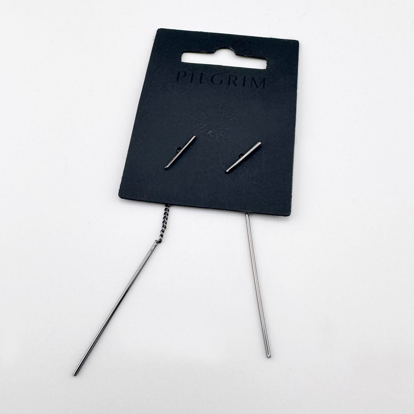 Graphitfarbene Kettenohrringe mit geradem Stab in eleganter Verpackung