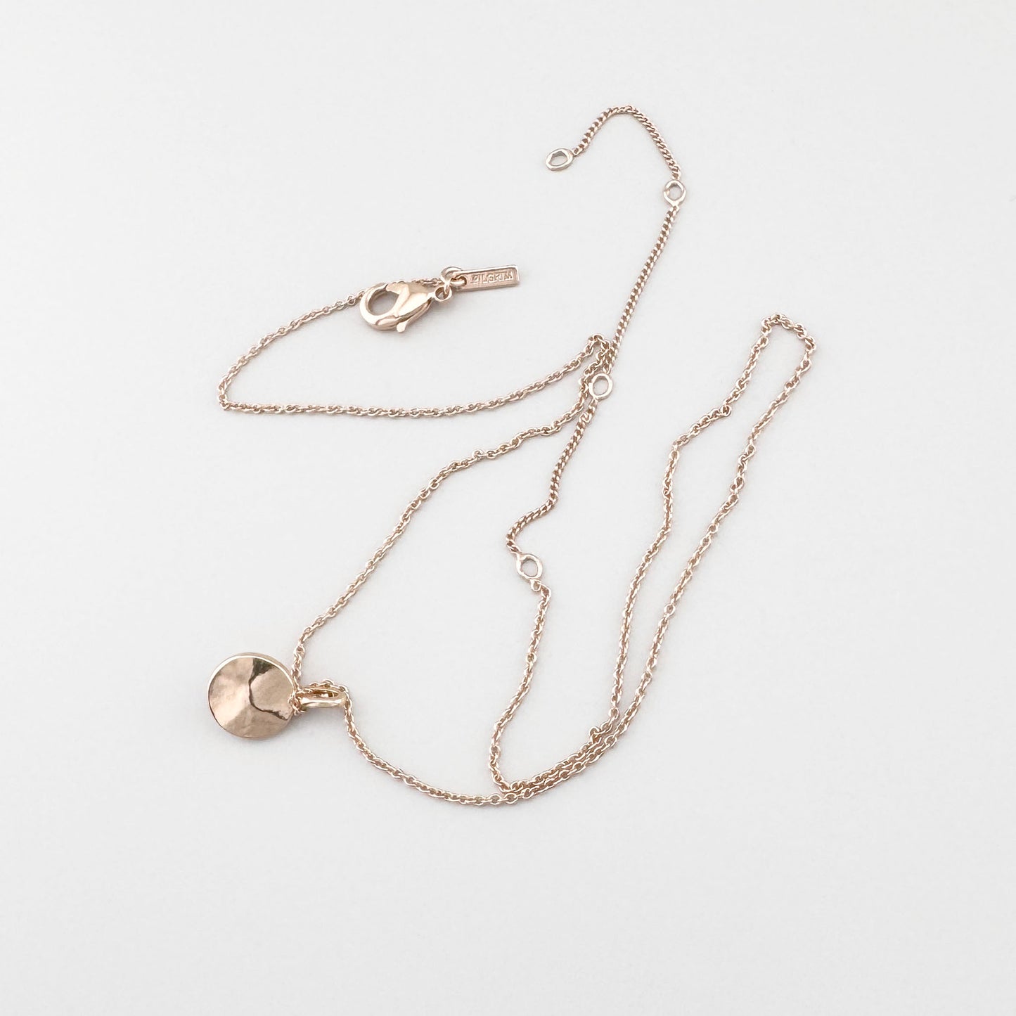 Cadena delicada del collar Pilgrim chapada en oro rosa con elegante brillo