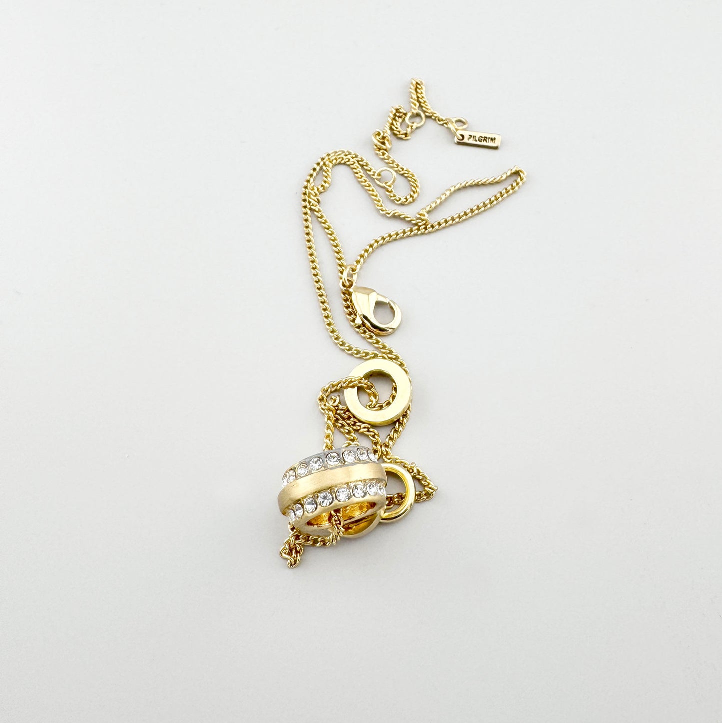 Collier Pilgrim doré avec pendentifs ronds et cristaux scintillants