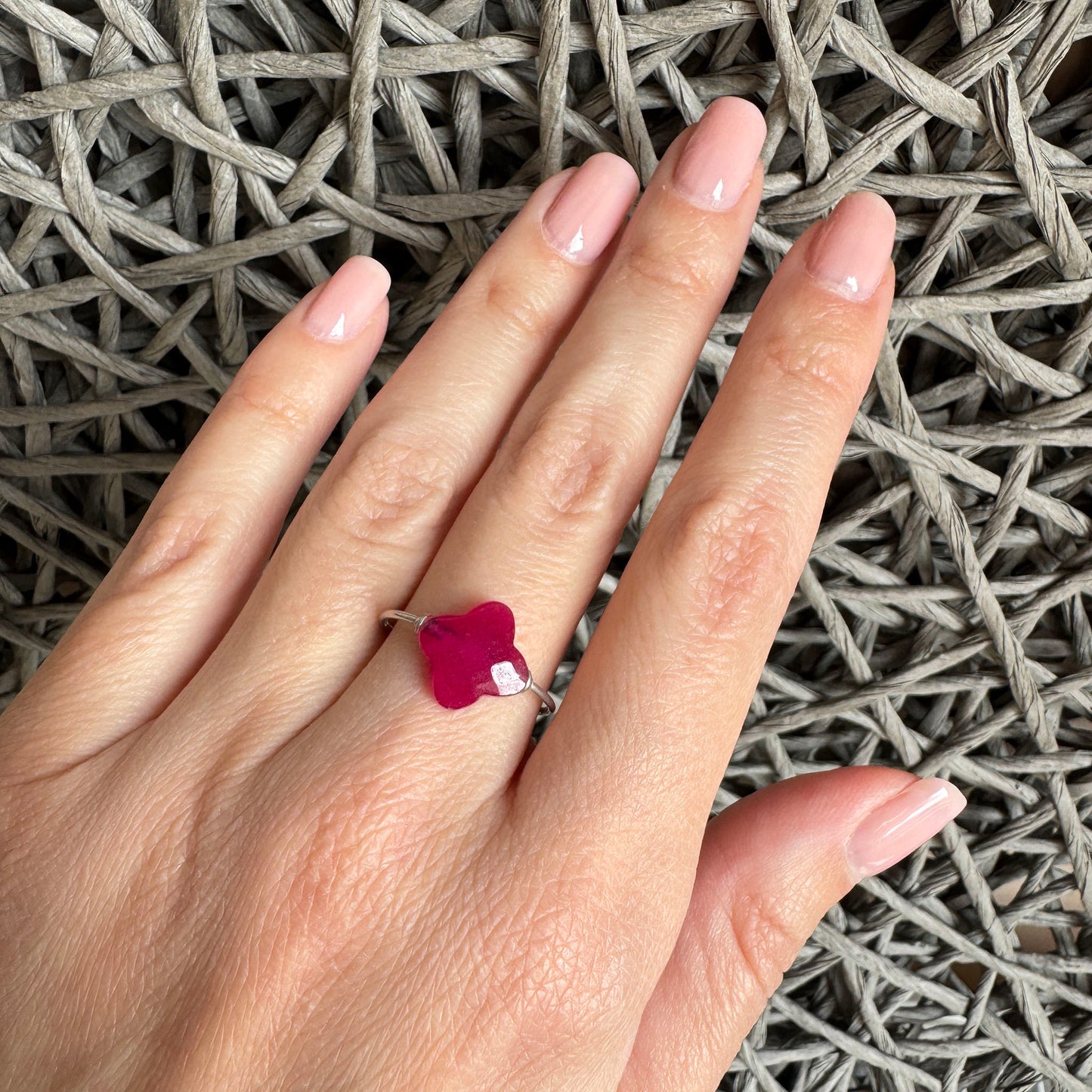 Reminiscence silver ring with flower-shaped rose quartz and minimalist design