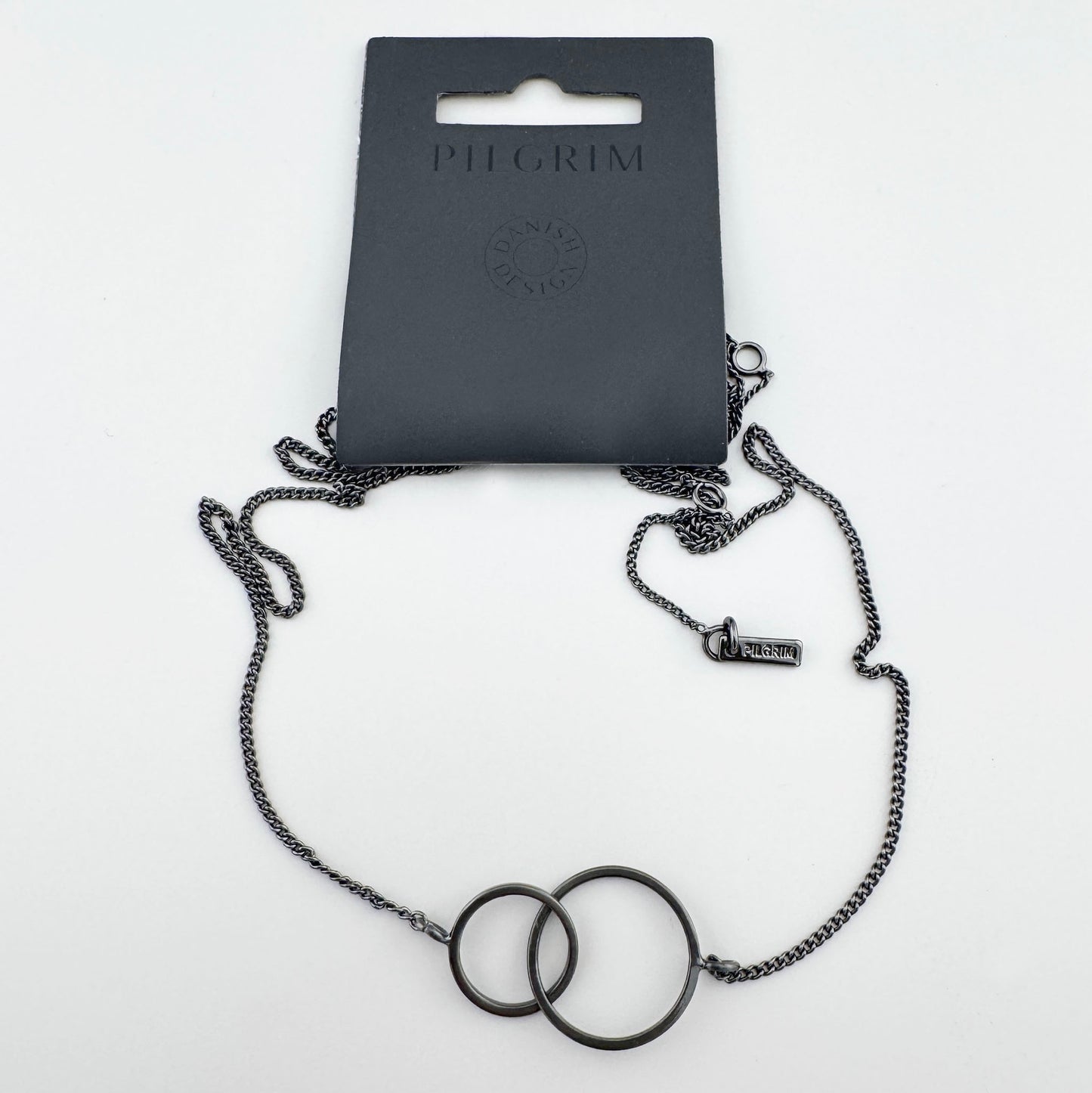 Collar de dos aros con acabado rodiado y estilo minimalista moderno