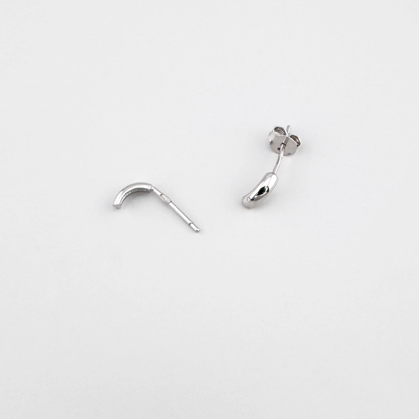 Schlichte Silber-Ohrstecker mit sanfter Kurve und elegantem Glanz