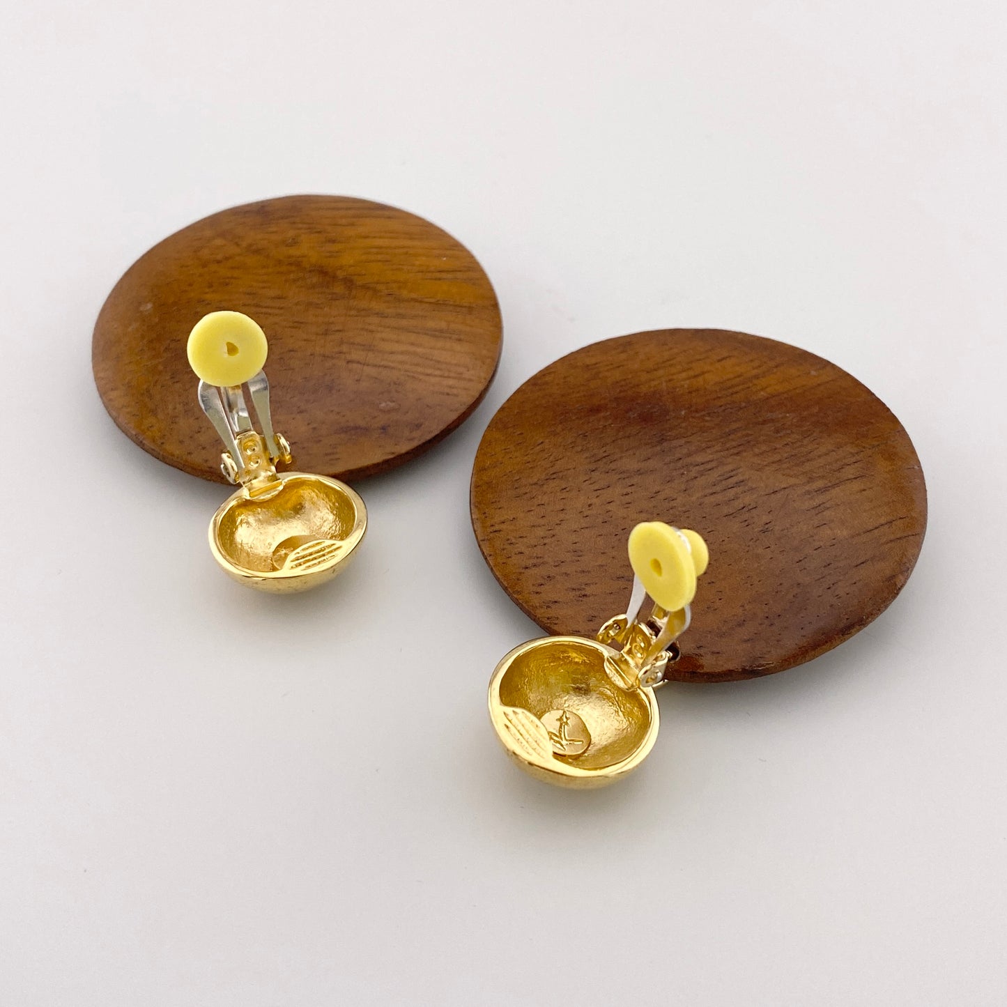 Дерев’яні кліпси-кільця з металевим декором і легким ретро-шармом