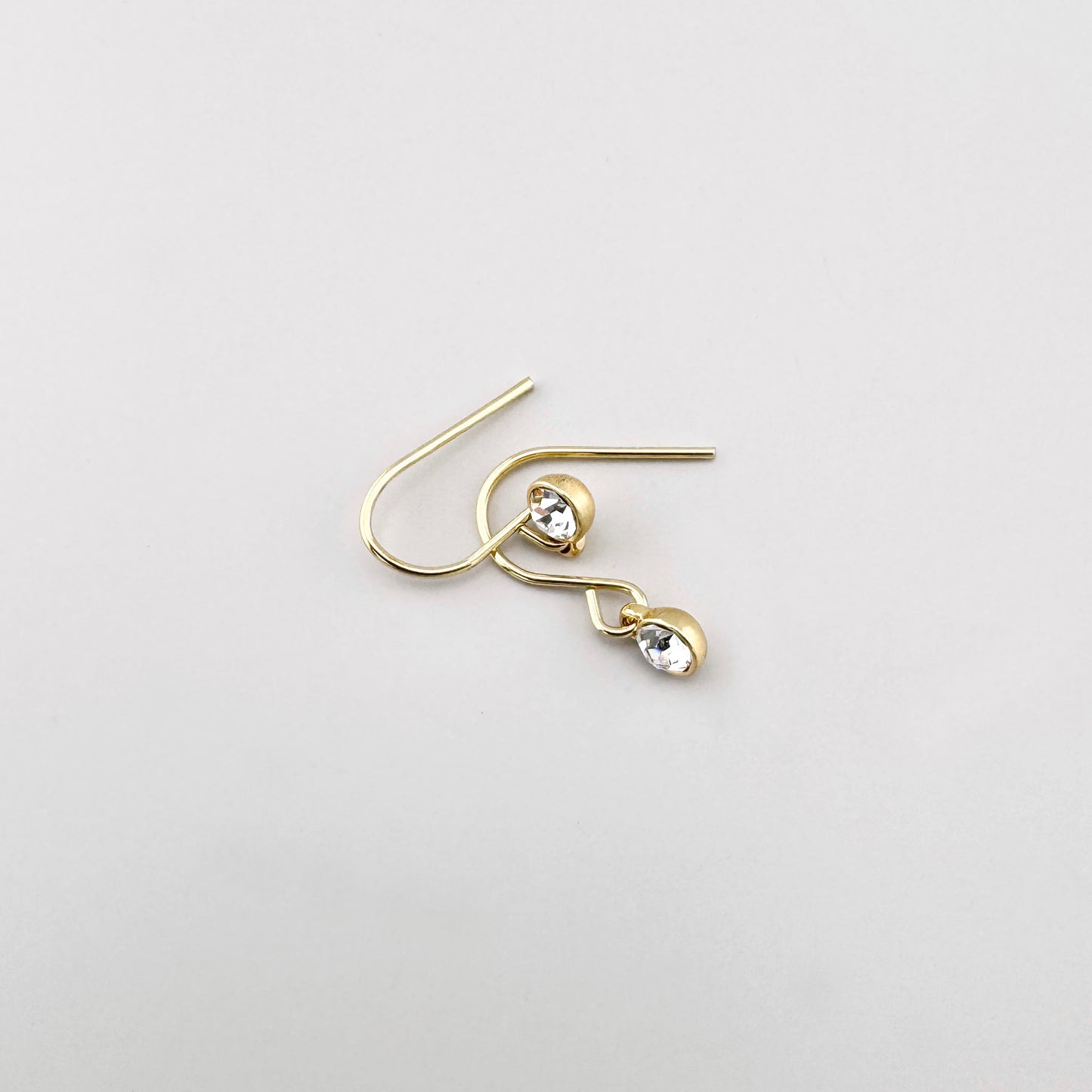 Pendientes dorados con gancho y piedra transparente