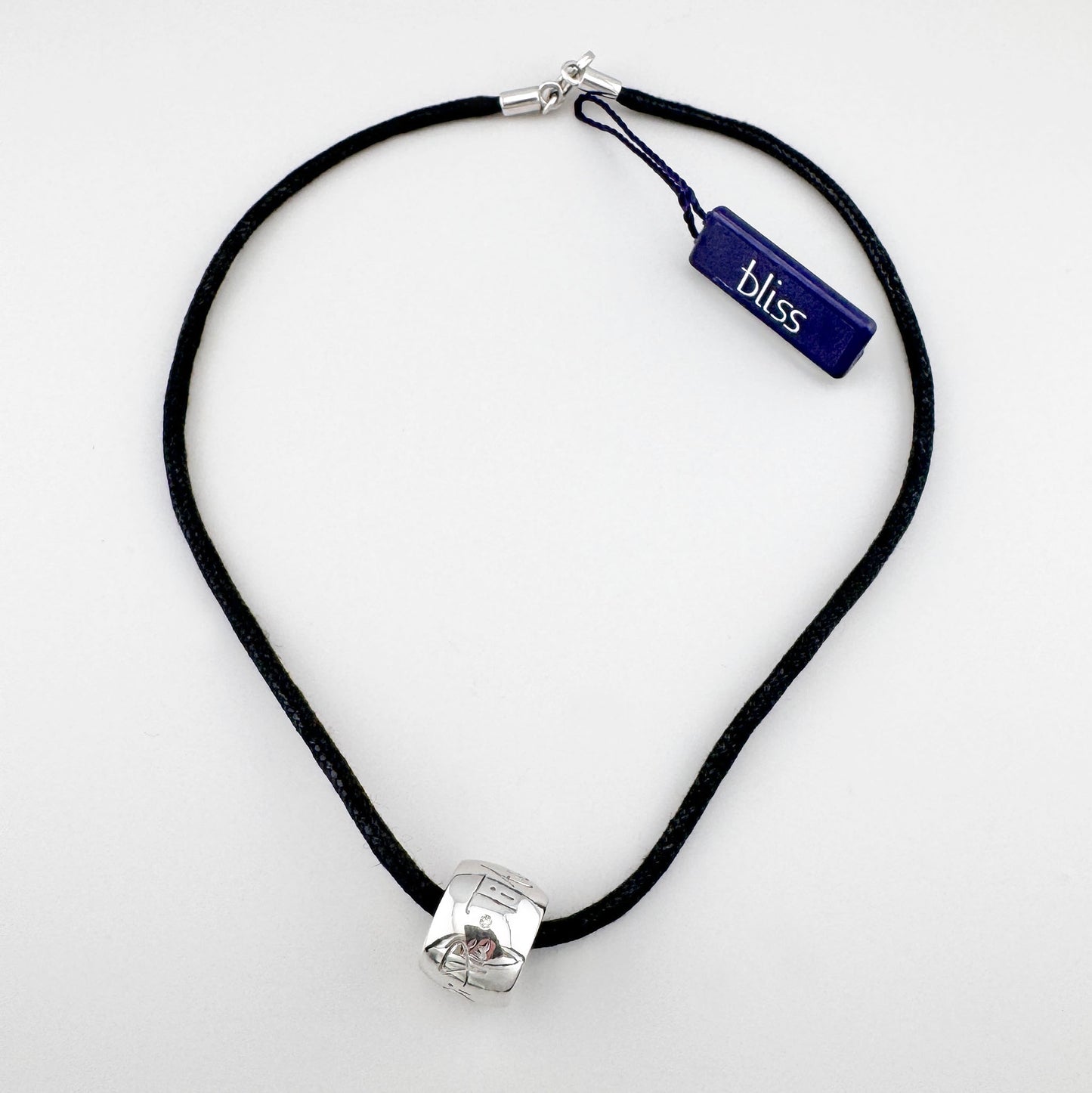 Silberkette 925 mit Gravur an schwarzer Kordel, Detail am Hals